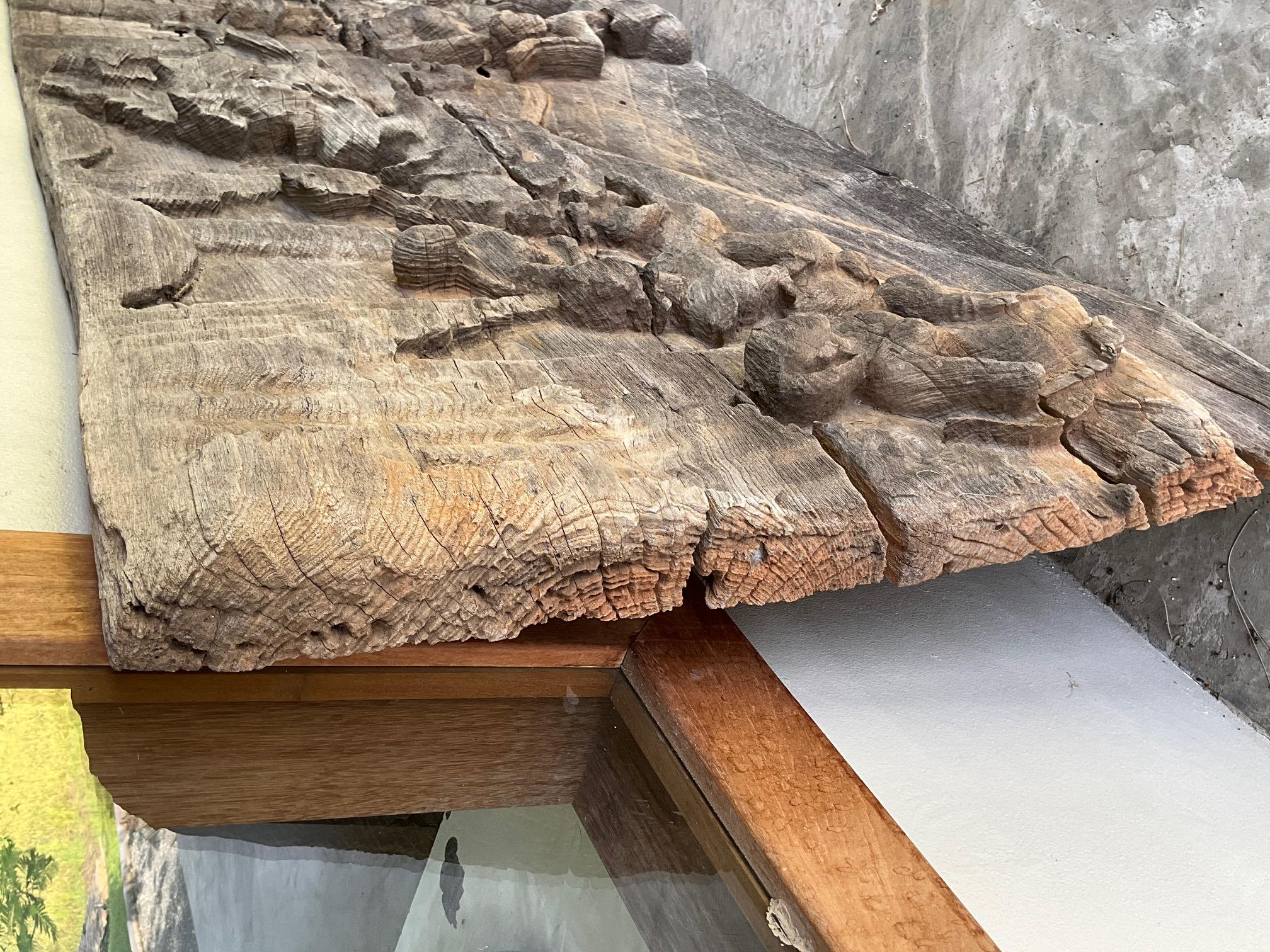 Panneau en teck sculpté birman du XVIIIe siècle - Scène de la vie du Bouddha en vente 2