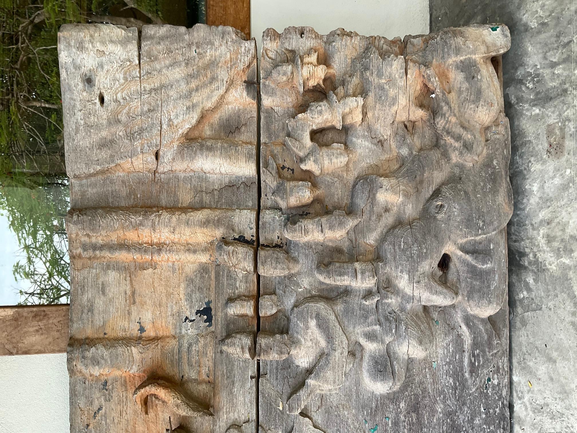 Panneau en teck sculpté birman du XVIIIe siècle - Scène de la vie du Bouddha en vente 2