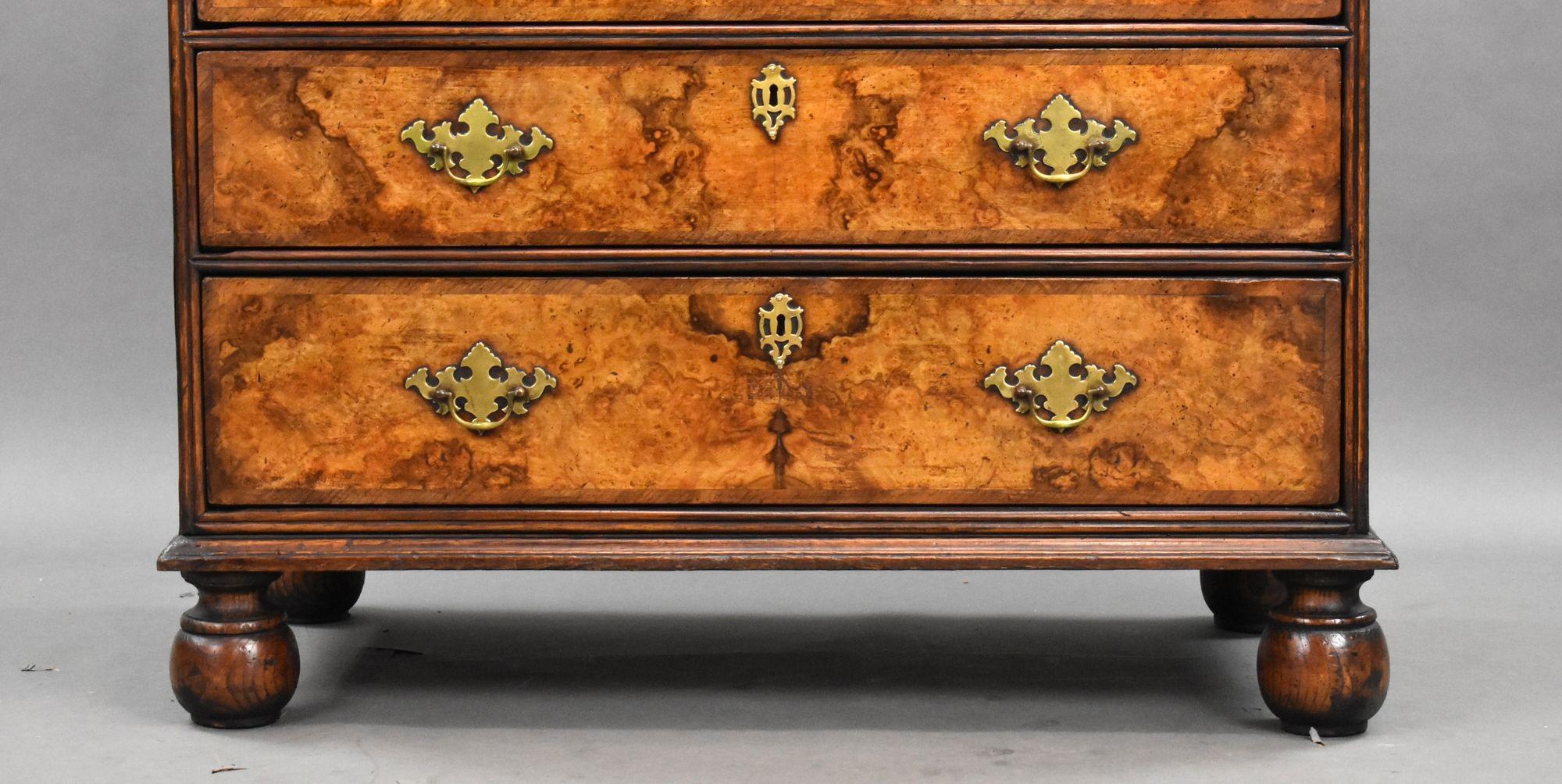 18th Century Burr Walnut Chest of Drawers en vente 1