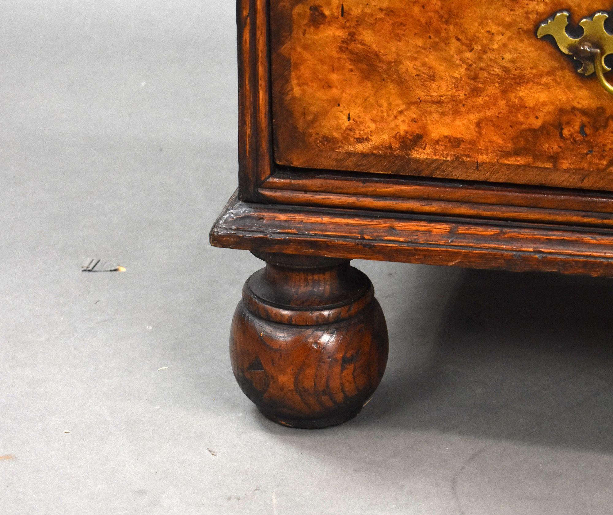18th Century Burr Walnut Chest of Drawers en vente 2
