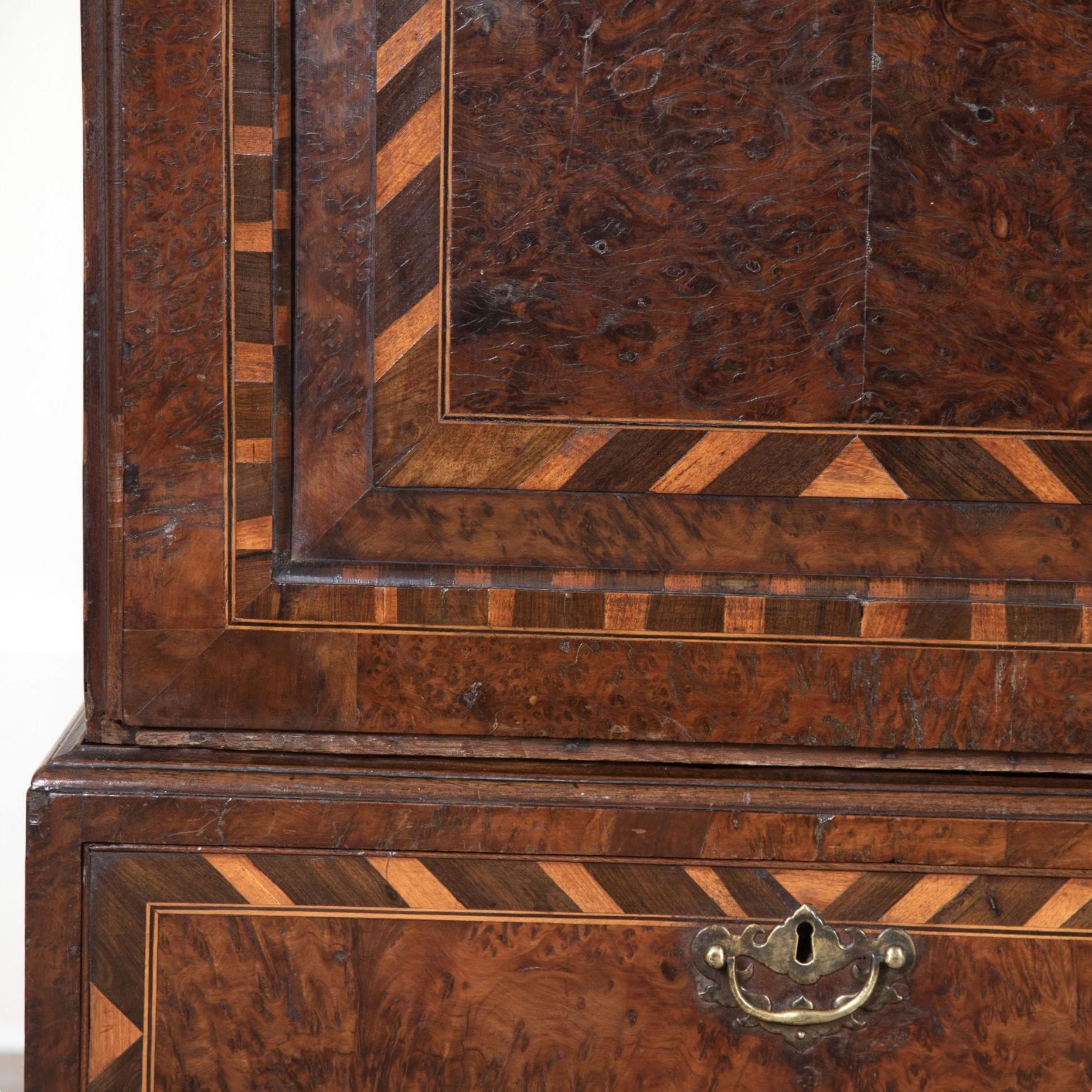 Cabinet en loupe d'if du 18e siècle en vente 4