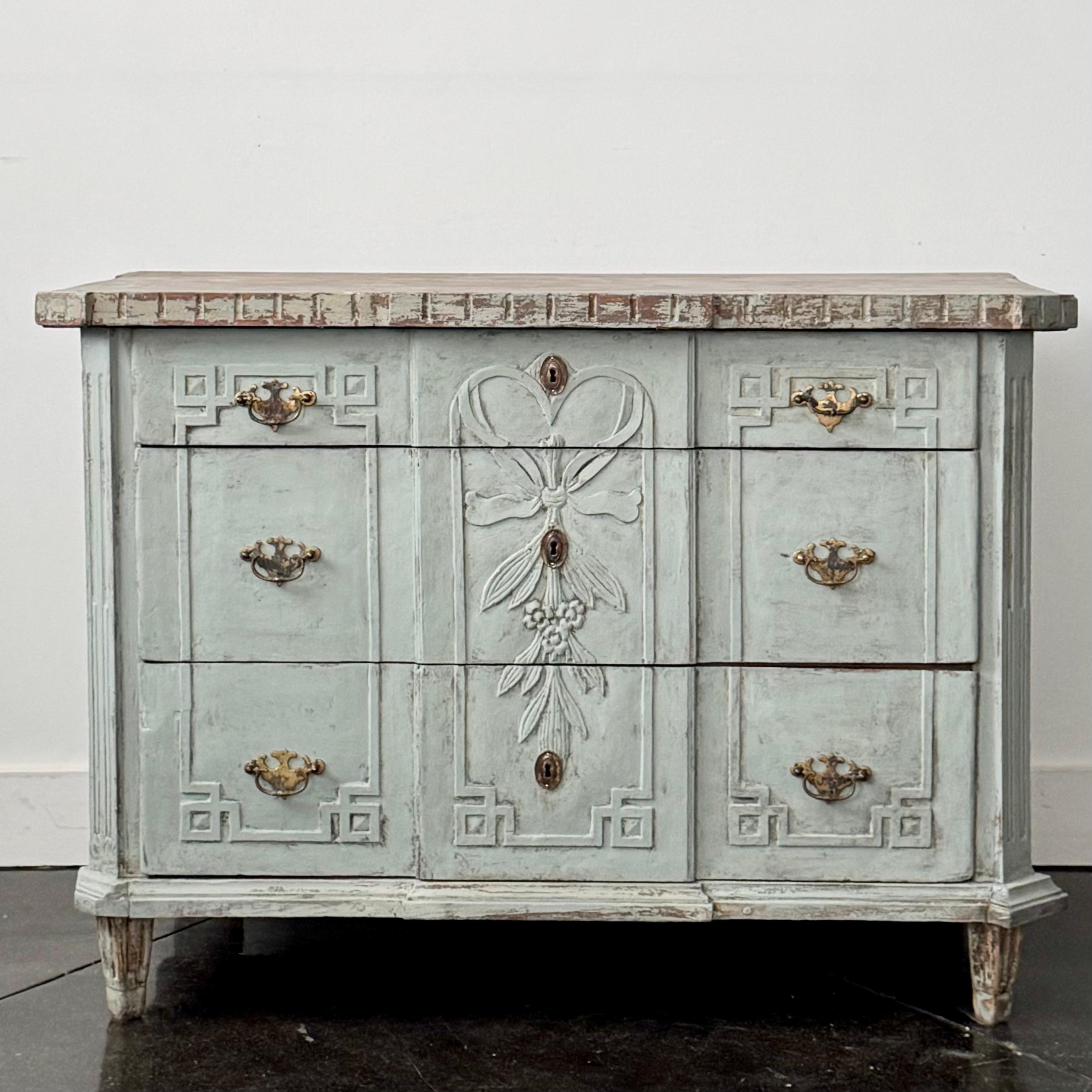 18. Jahrhundert ca. 1780 drei Schubladen holländische Kommode in reich geschnitzten Schubladenfronten, originale detailreiche Beschläge, geformte Decke, schöne originale große Eisengriffe an den Seitenwänden -.  stehen auf konisch zulaufenden