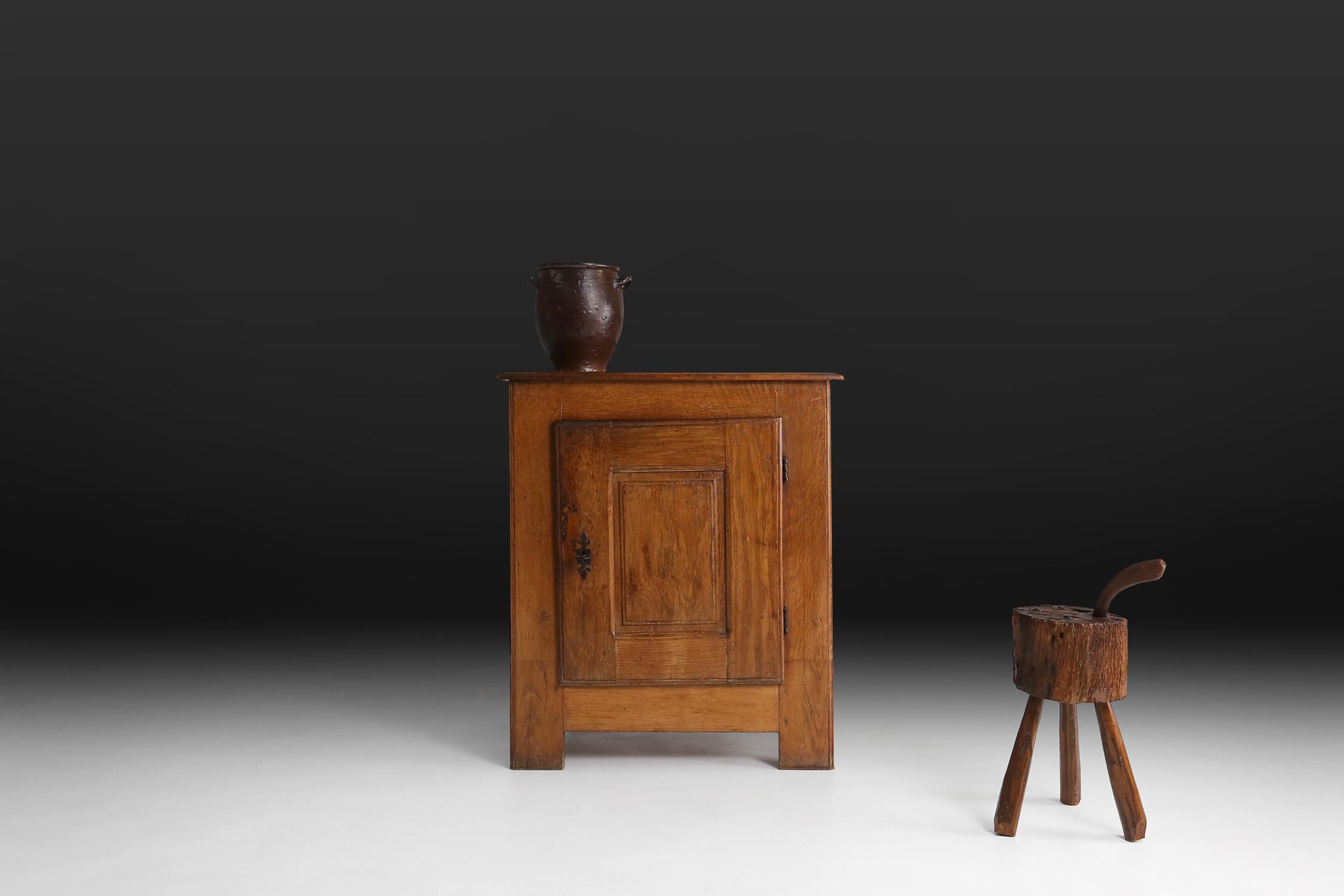 Rustic Flemish cabinet made around 1750.
Made of solid oak with some great patina on the wood.