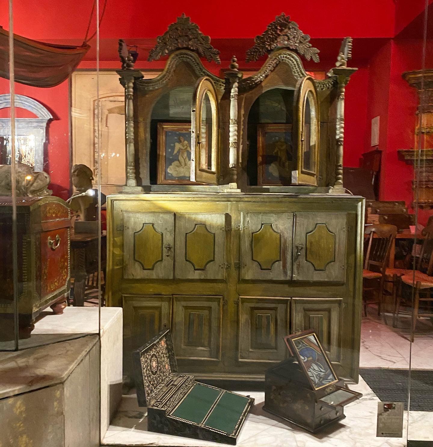 CABINET ALENTEJANO XVIII secolo in legno dipinto e dorato.
Parte superiore con due porte vetrate, parte inferiore con otto porte. Decorato con motivi vegetali.