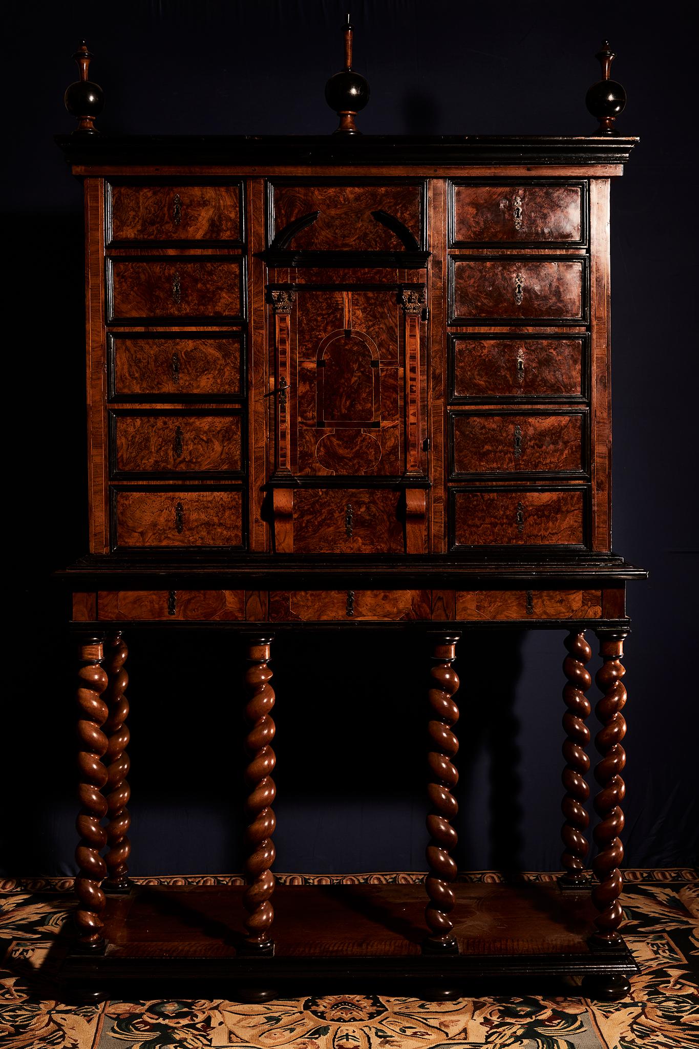 18th Century Cabinet on Legs In Good Condition For Sale In Firenze, FI