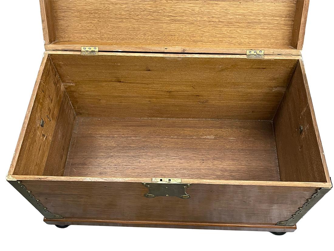18. Jahrhundert Kampfer- oder Deckentruhe aus Holz mit Messing, Osnabrück, Anno 1784 im Angebot 5