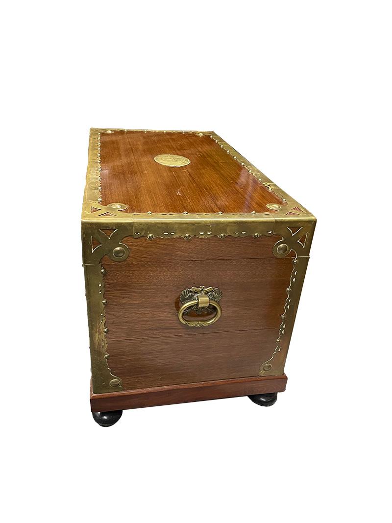 18. Jahrhundert Kampfer- oder Deckentruhe aus Holz mit Messing, Osnabrück, Anno 1784 im Angebot 7