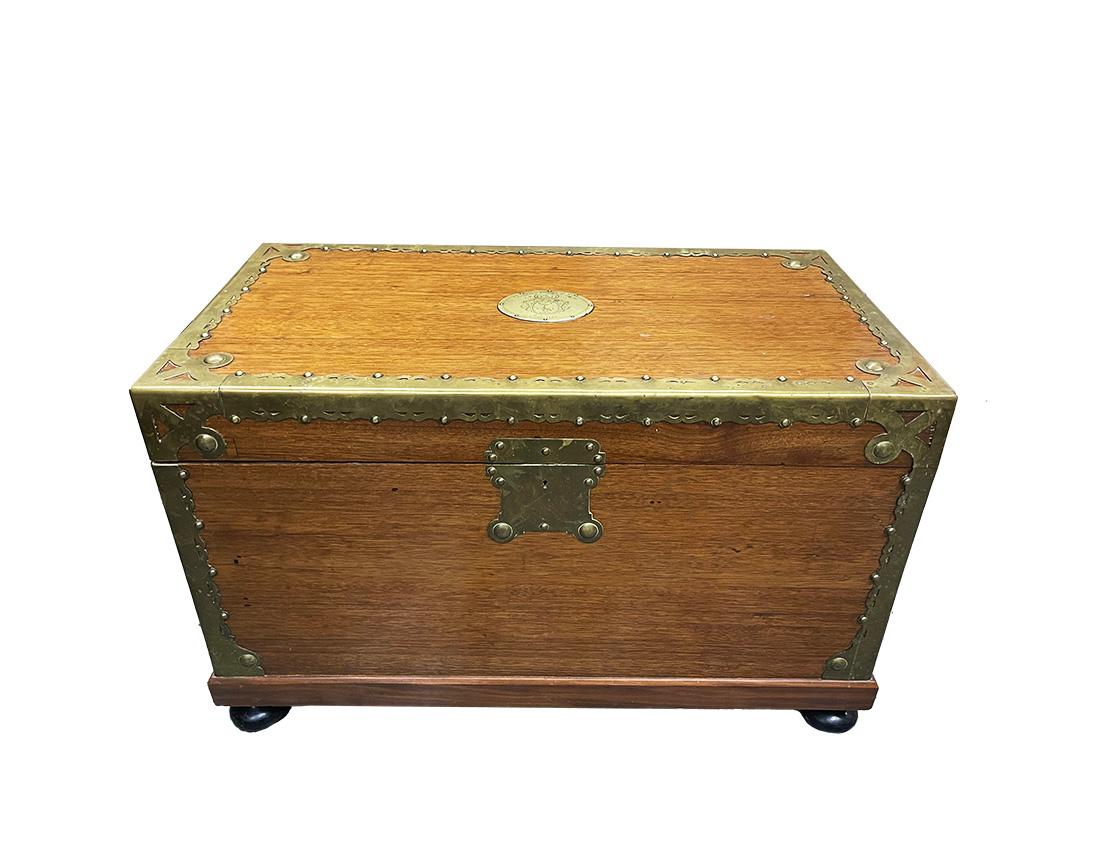 18. Jahrhundert Kampfer- oder Deckentruhe aus Holz mit Messing, Osnabrück, Anno 1784

Eine Truhe aus Kampferholz mit Messingbeschlägen, auf Kugelfüßen und originalen Griffen mit Falken an den Seiten. In der Mitte oben auf dem Deckel befindet sich