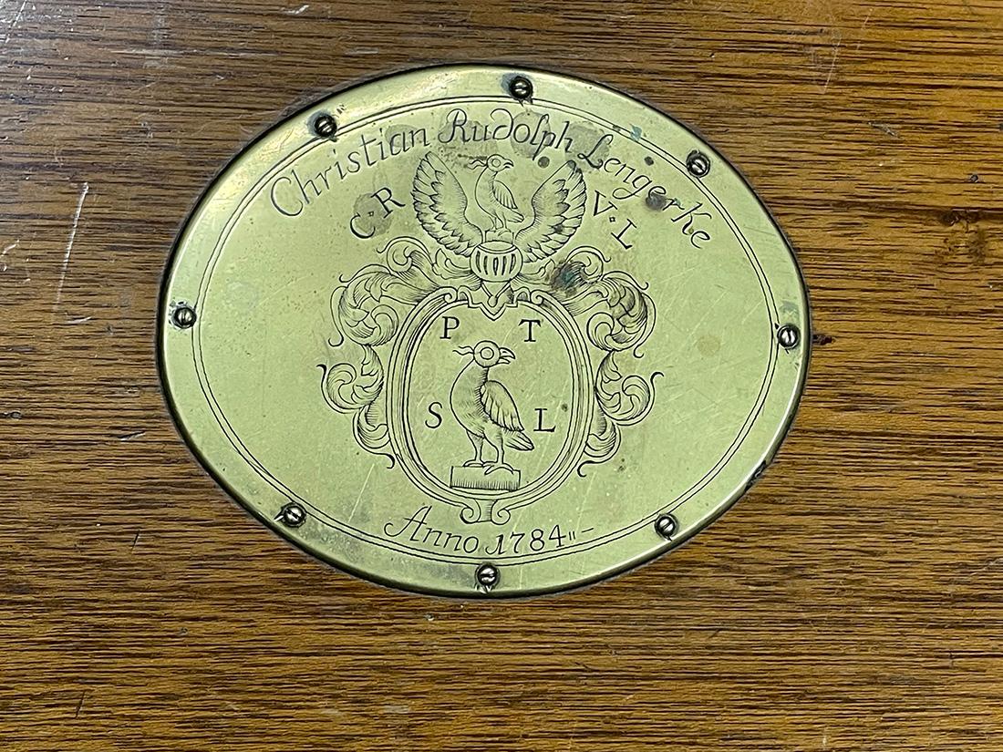 18. Jahrhundert Kampfer- oder Deckentruhe aus Holz mit Messing, Osnabrück, Anno 1784 (Deutsch) im Angebot