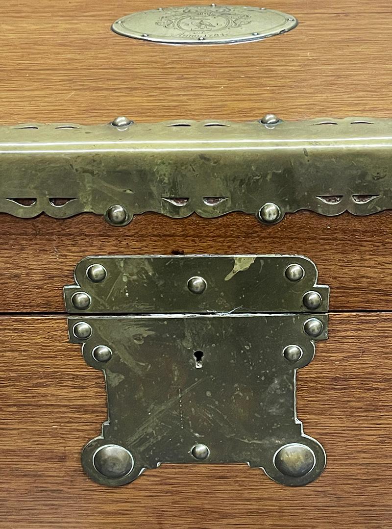 18. Jahrhundert Kampfer- oder Deckentruhe aus Holz mit Messing, Osnabrück, Anno 1784 im Angebot 2