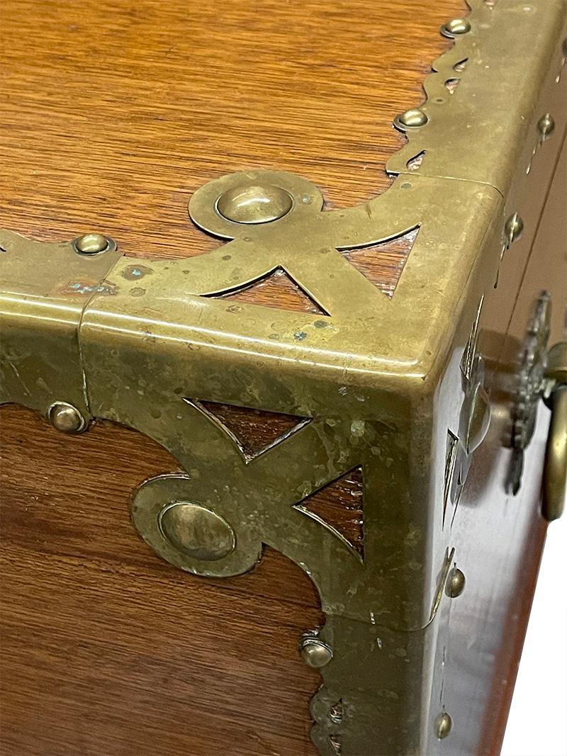 18. Jahrhundert Kampfer- oder Deckentruhe aus Holz mit Messing, Osnabrück, Anno 1784 im Angebot 3