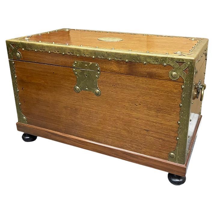 18. Jahrhundert Kampfer- oder Deckentruhe aus Holz mit Messing, Osnabrück, Anno 1784 im Angebot