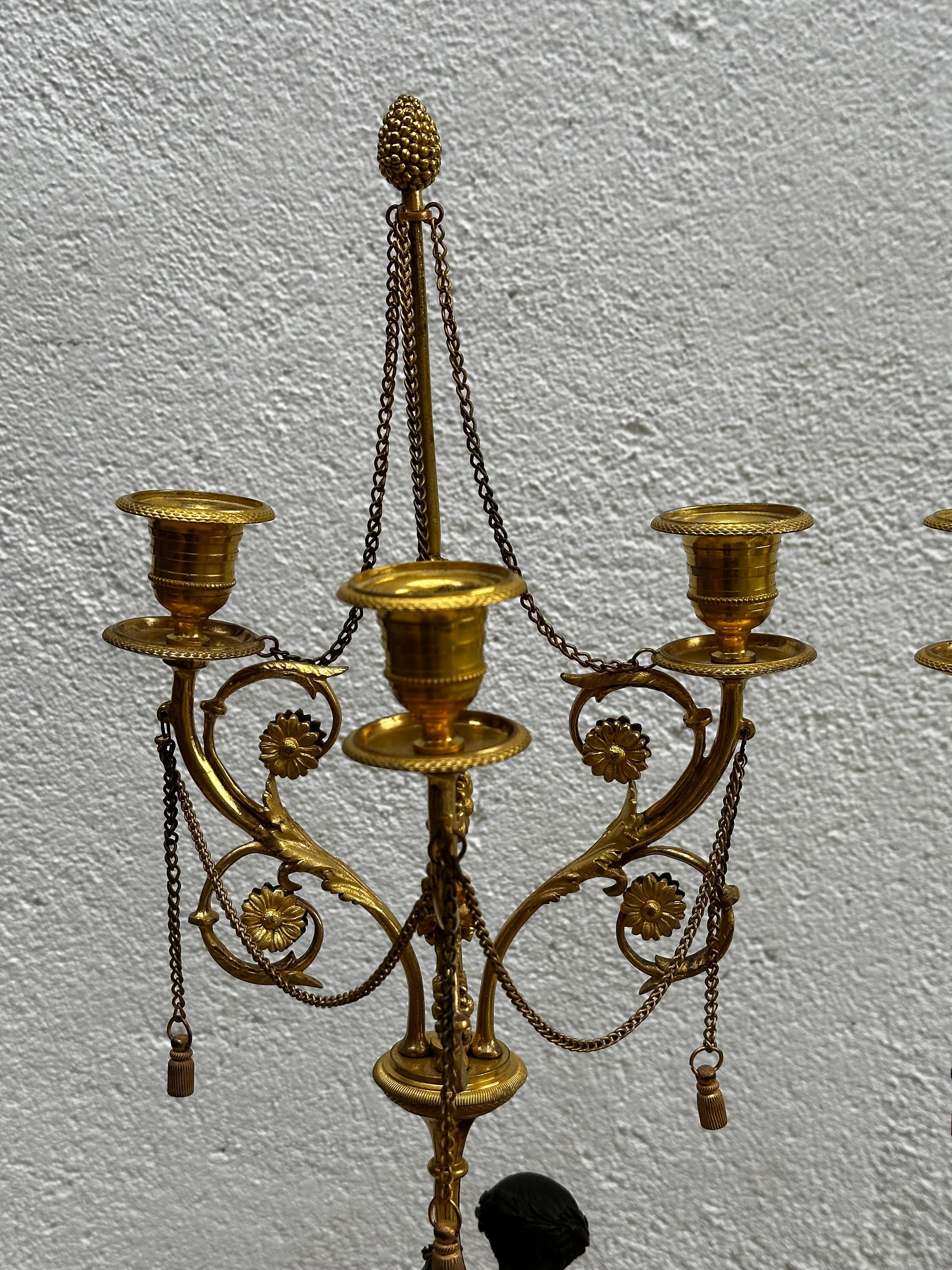 Ein Paar Kandelaber, hergestellt in Frankreich um 1780. 
Lois XVI, vergoldete und patinierte Bronze mit weißem Carrera-Marmor.


