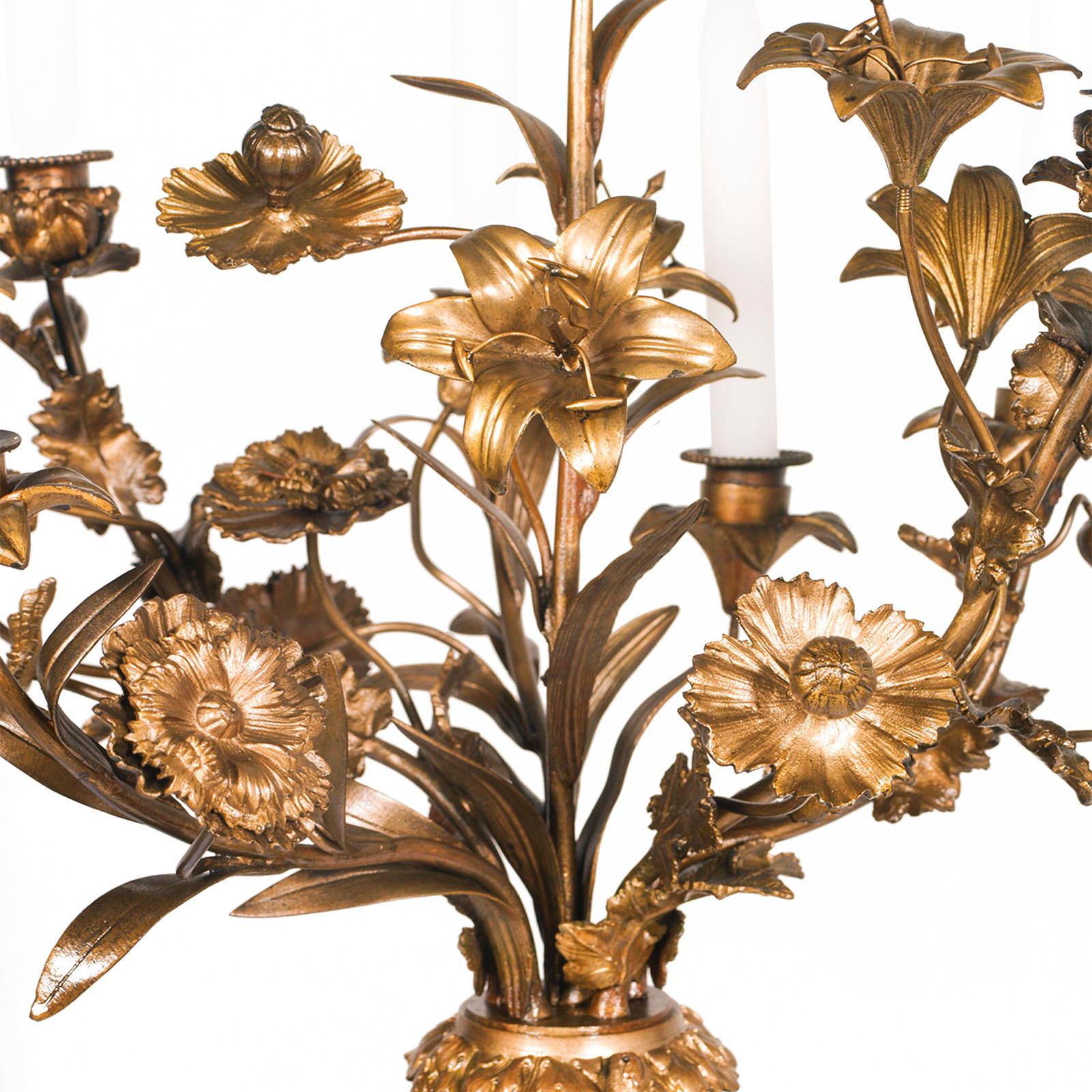 Sechs Kerzenleuchter-Kandelaber aus vergoldeter Bronze und vergoldetem Nussbaumholz, 18. Jahrhundert im Angebot 1