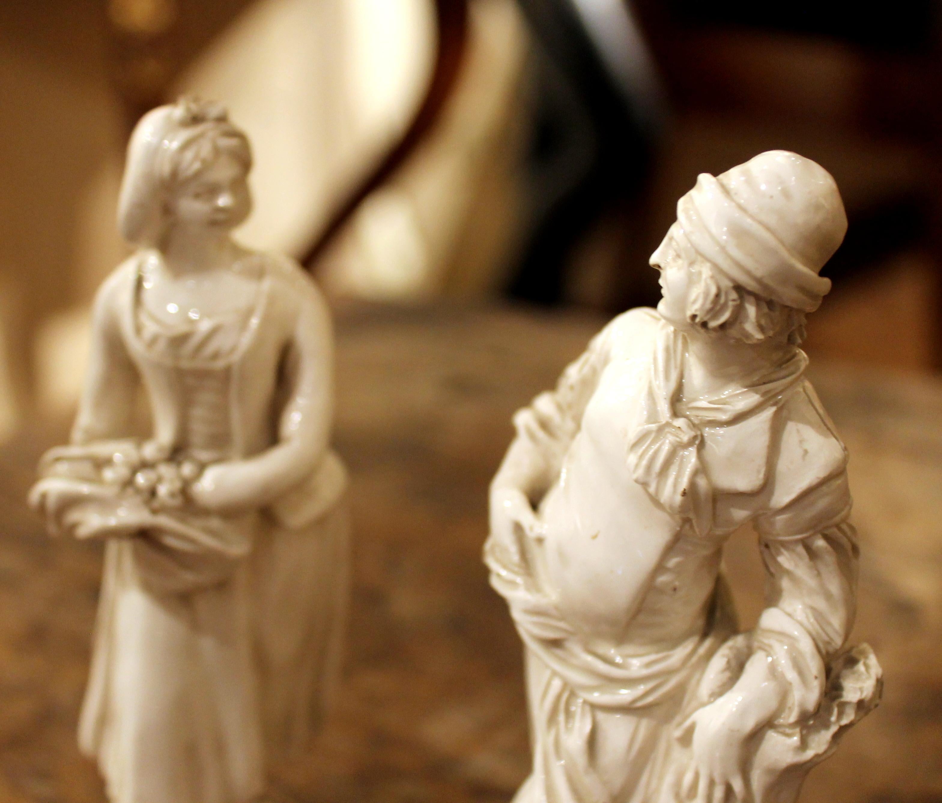 Figurines masculines et féminines en porcelaine à glaçure blanche du XVIIIe siècle de Capodimonte en vente 2