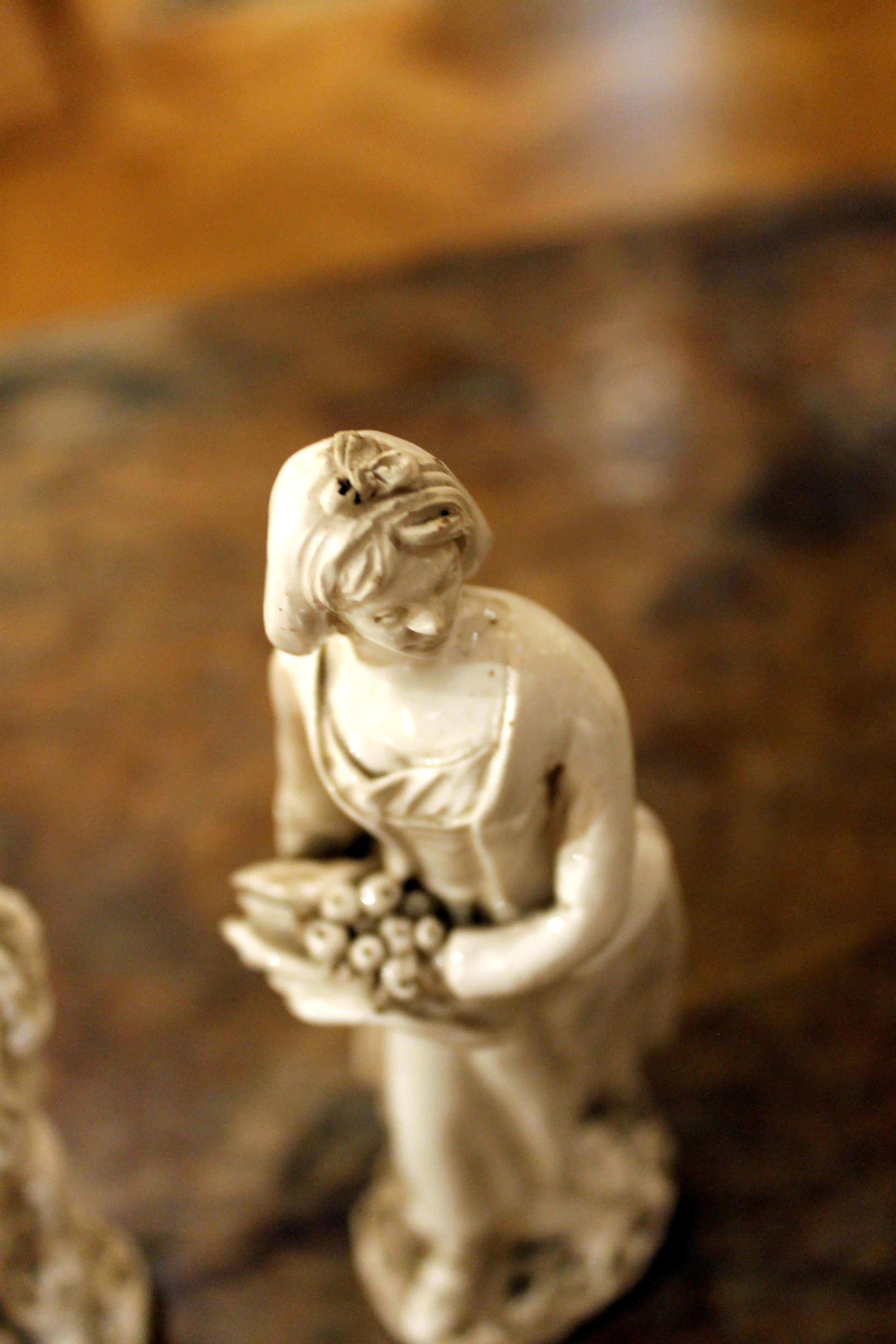Vernissé Figurines masculines et féminines en porcelaine à glaçure blanche du XVIIIe siècle de Capodimonte en vente