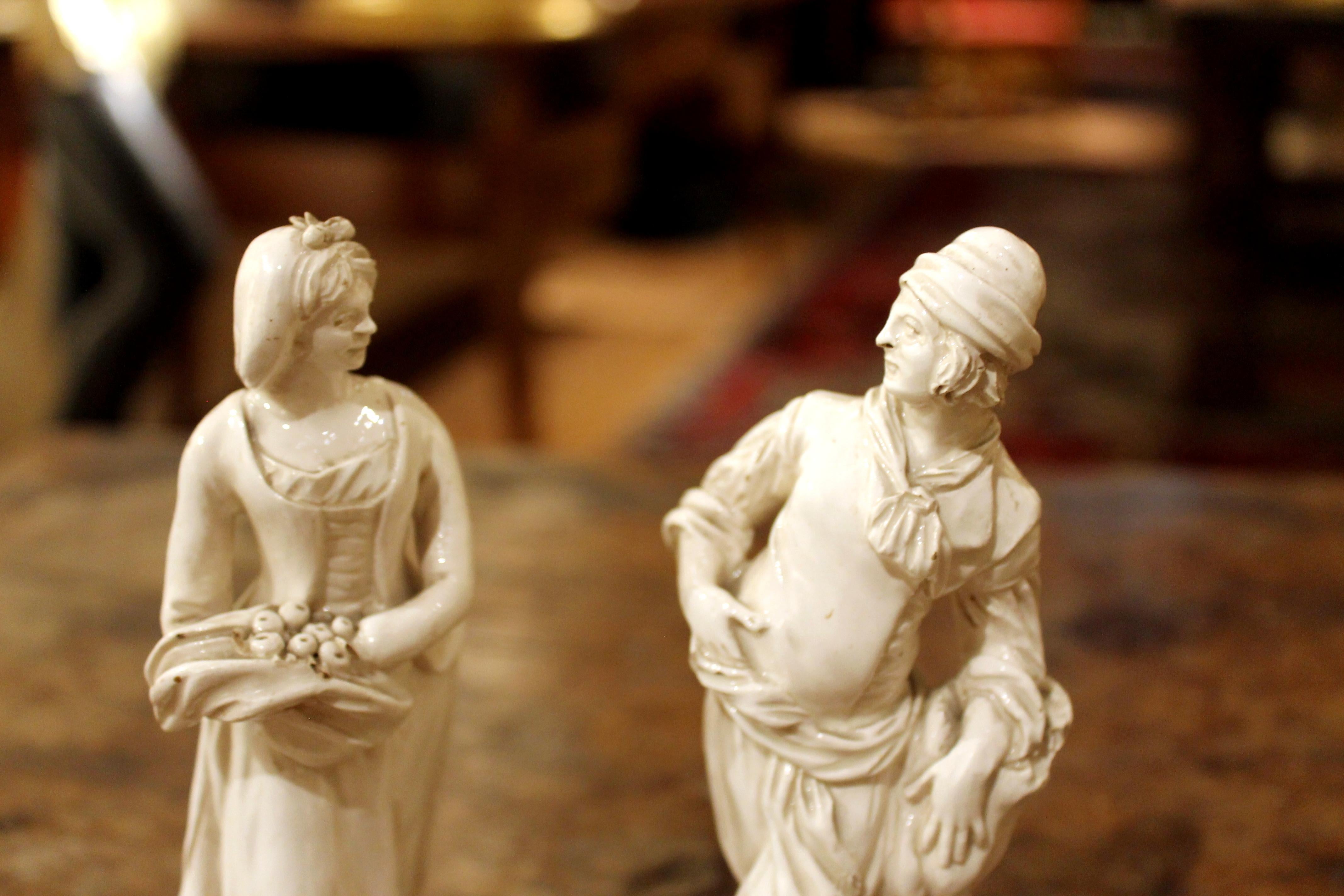 Figurines masculines et féminines en porcelaine à glaçure blanche du XVIIIe siècle de Capodimonte en vente 1