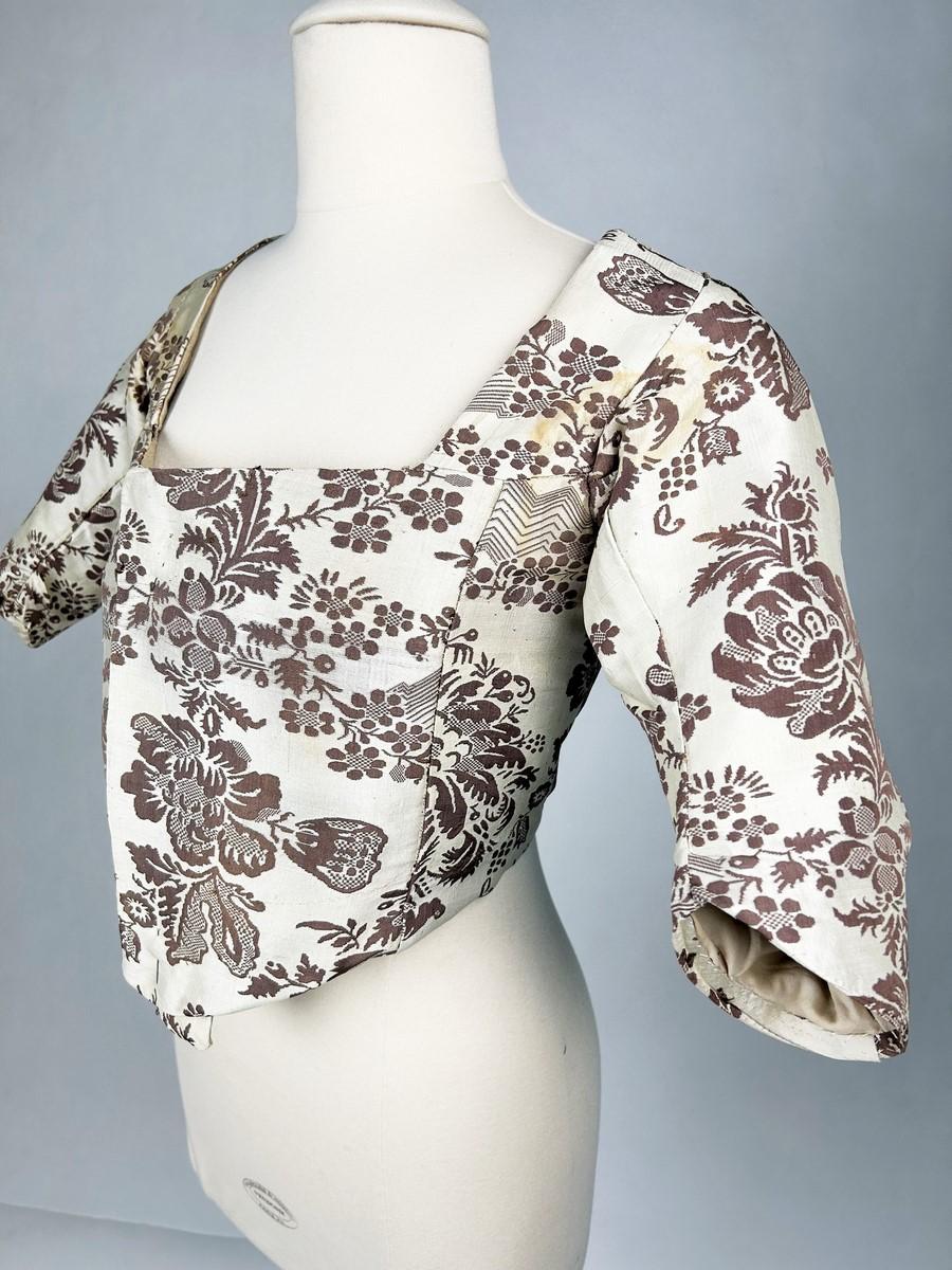 Beige Caraco del XVIII secolo in taffetà di seta broccato - Francia Circa 1780 in vendita
