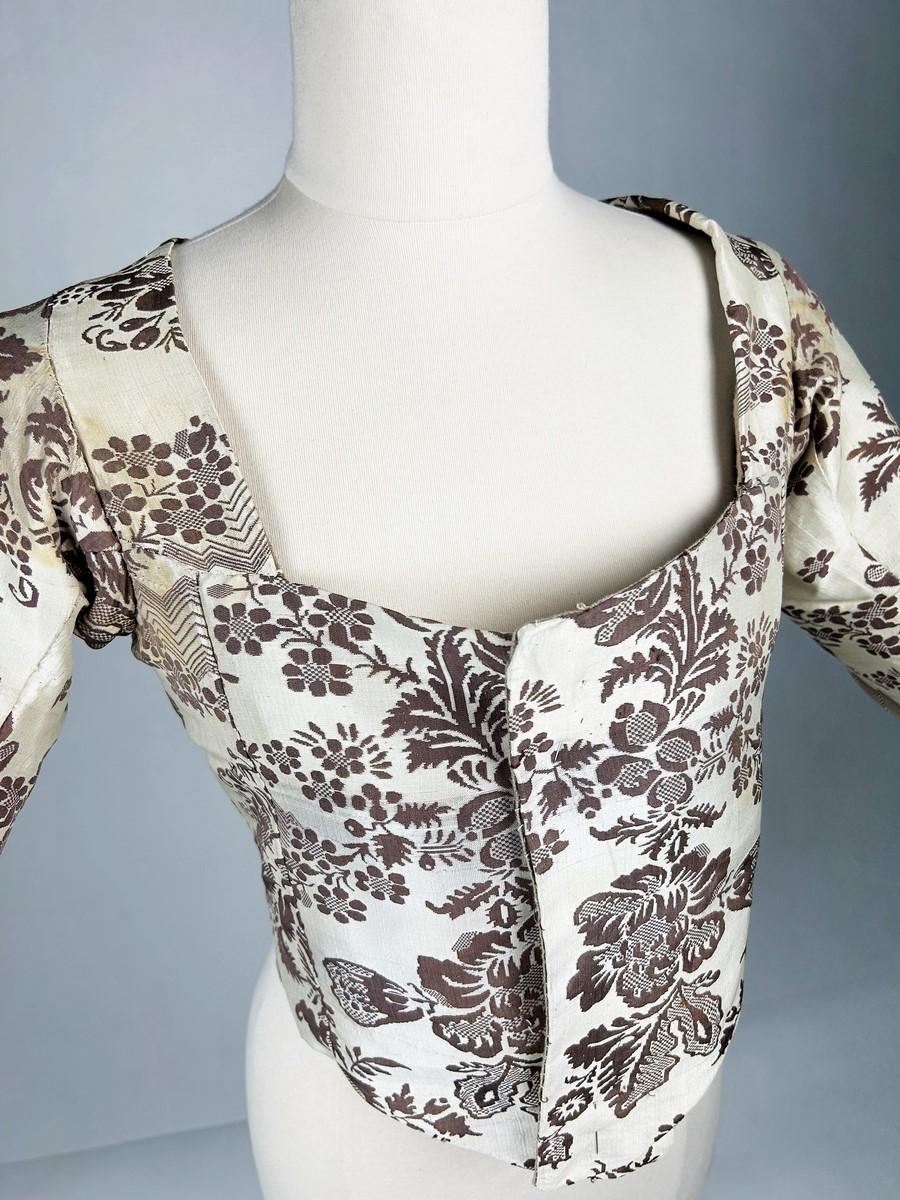 Donna Caraco del XVIII secolo in taffetà di seta broccato - Francia Circa 1780 in vendita