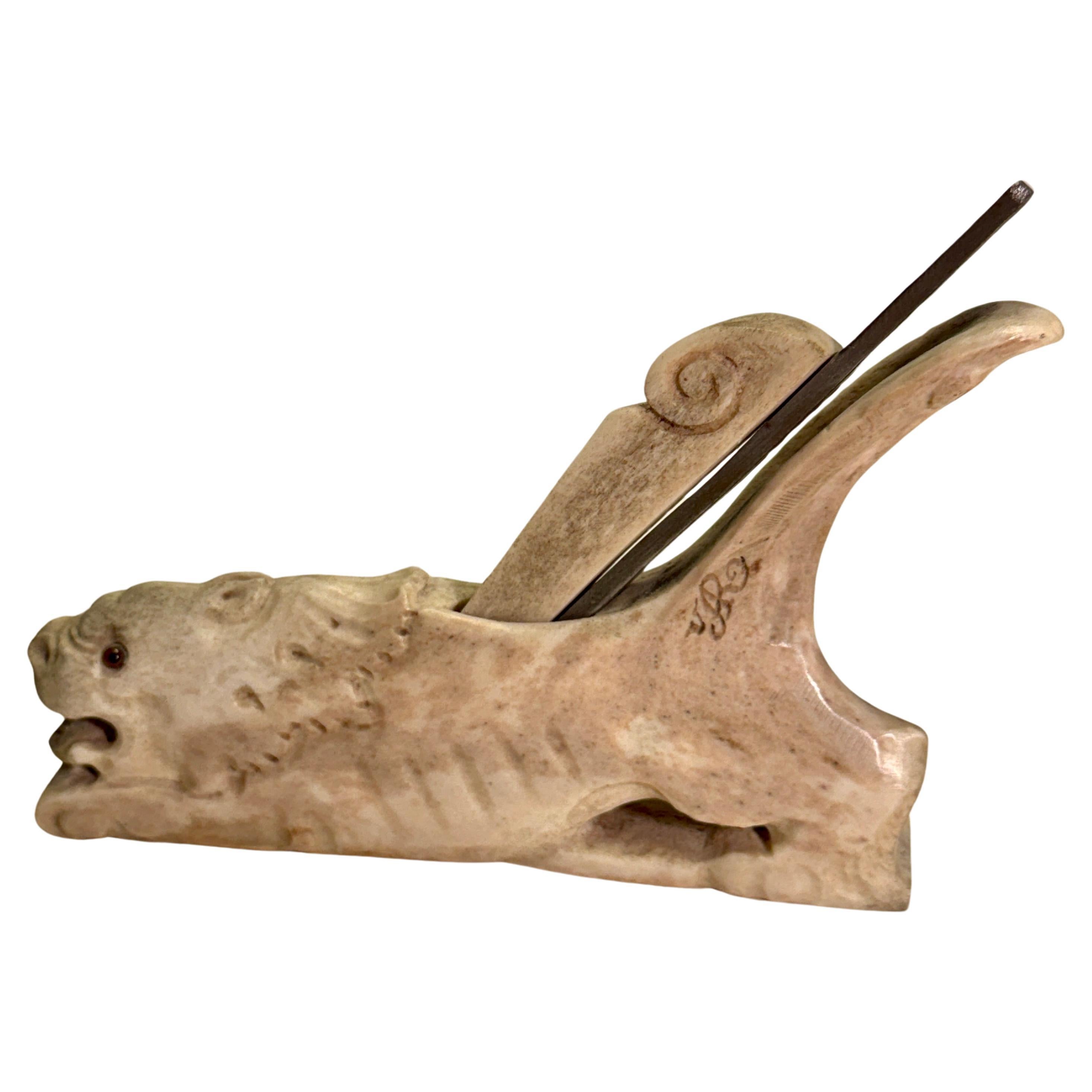 Rare outil de menuisier du XVIIIe siècle de niveau muséal, un rabot à main en bois de cerf, sculpté à la main pour ressembler à un lion. Signé avec des initiales et daté de 1791.