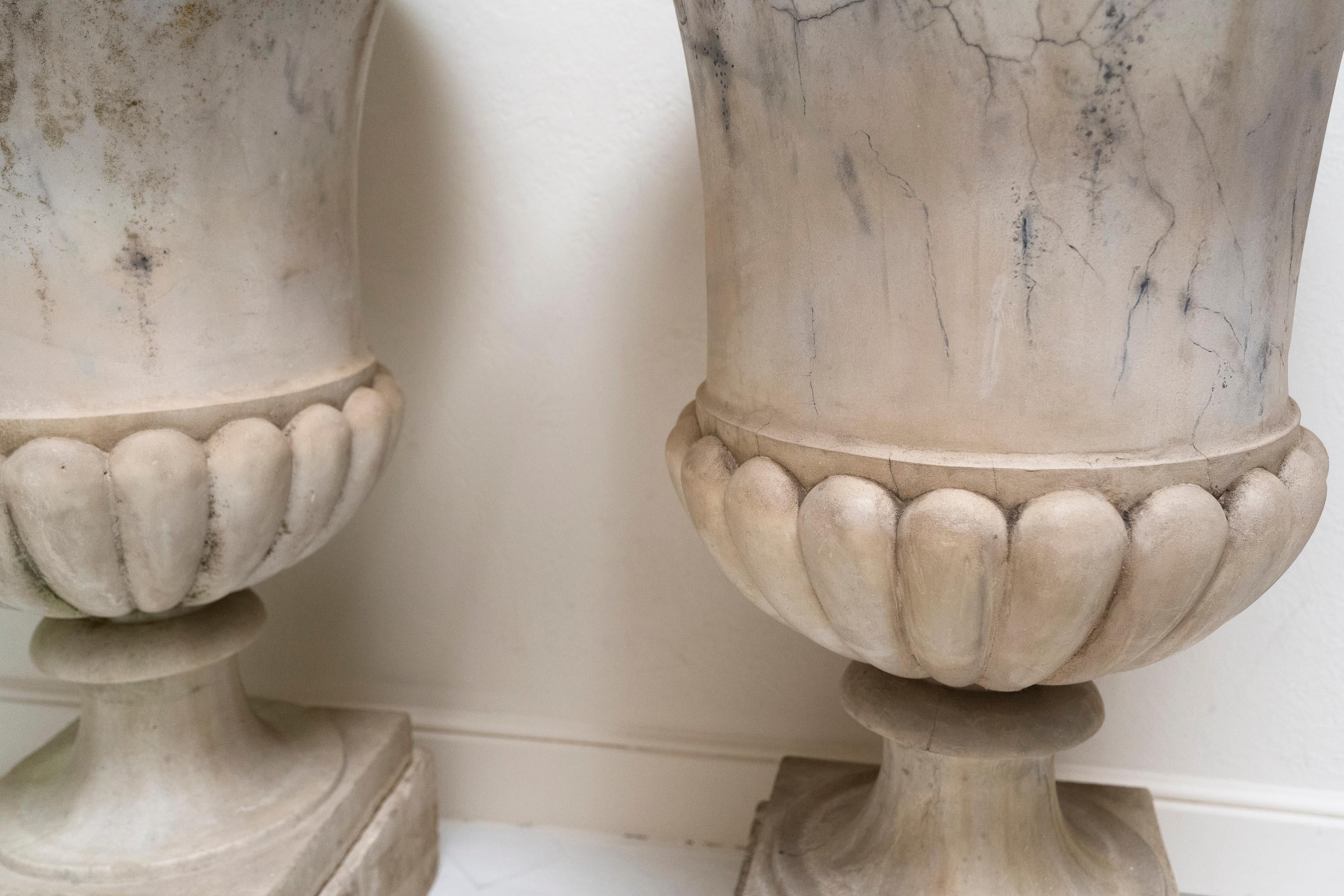 italien Paire d'urnes Médicis en marbre de Carrare du XVIIIe siècle avec Stand en marbre en vente