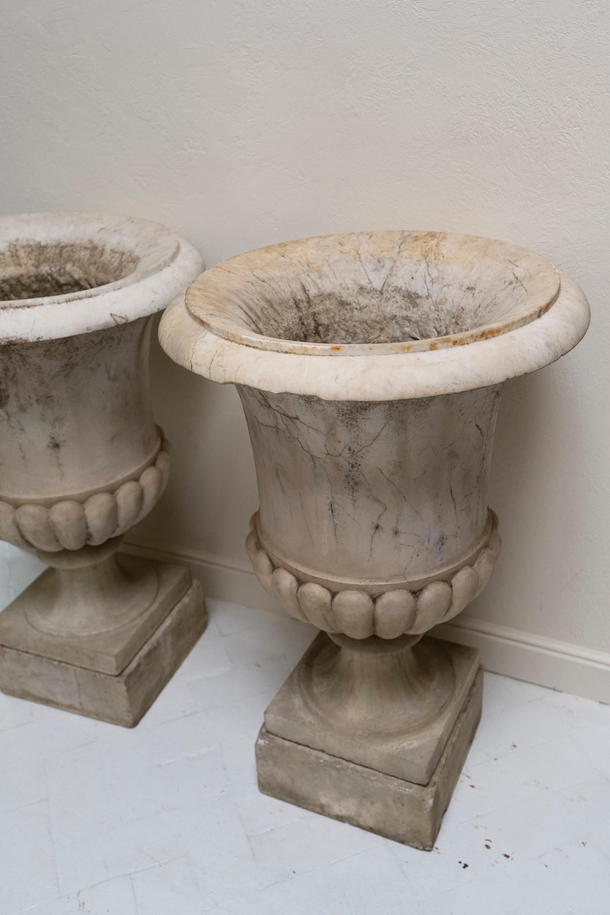 Paire d'urnes Médicis en marbre de Carrare du XVIIIe siècle avec Stand en marbre en vente 1