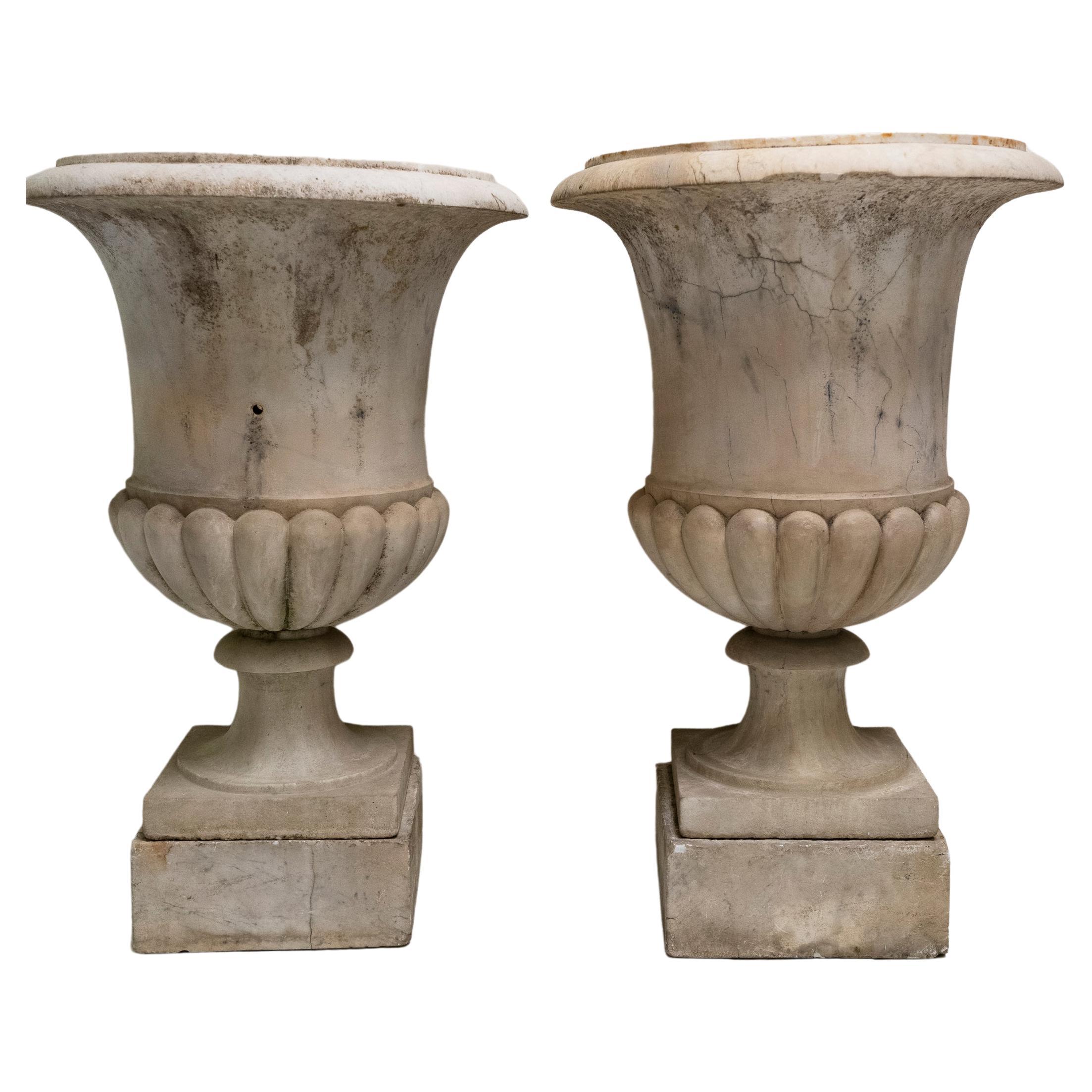 Paire d'urnes Médicis en marbre de Carrare du XVIIIe siècle avec Stand en marbre