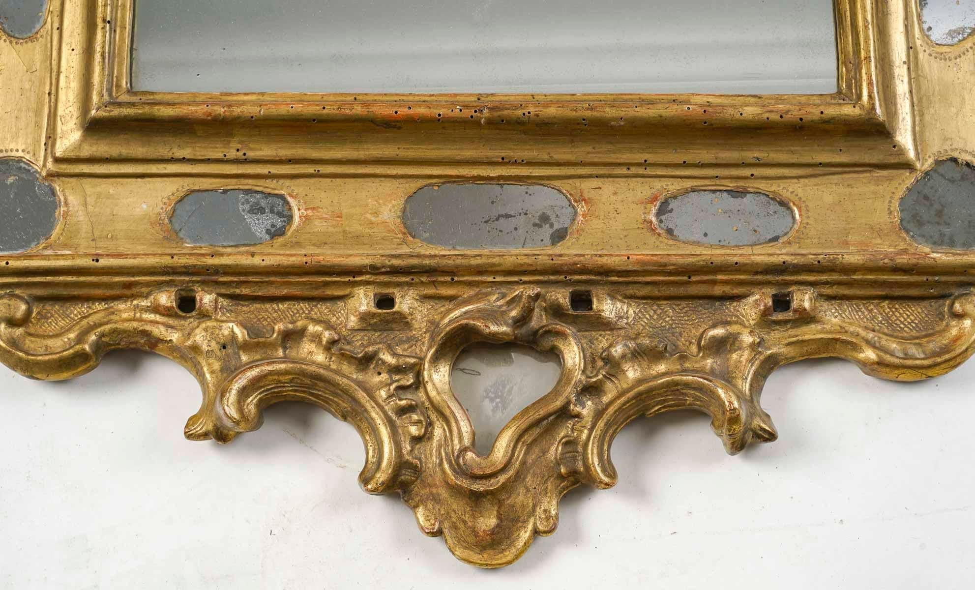 Miroir en bois sculpté et doré du XVIIIe siècle. Bon état - En vente à Saint-Ouen, FR