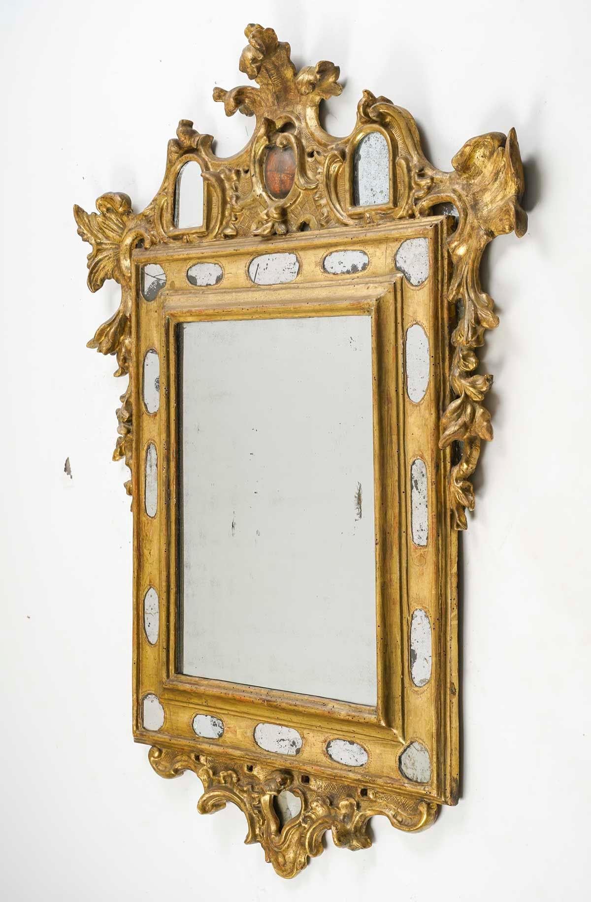 XVIIIe siècle et antérieur Miroir en bois sculpté et doré du XVIIIe siècle. en vente