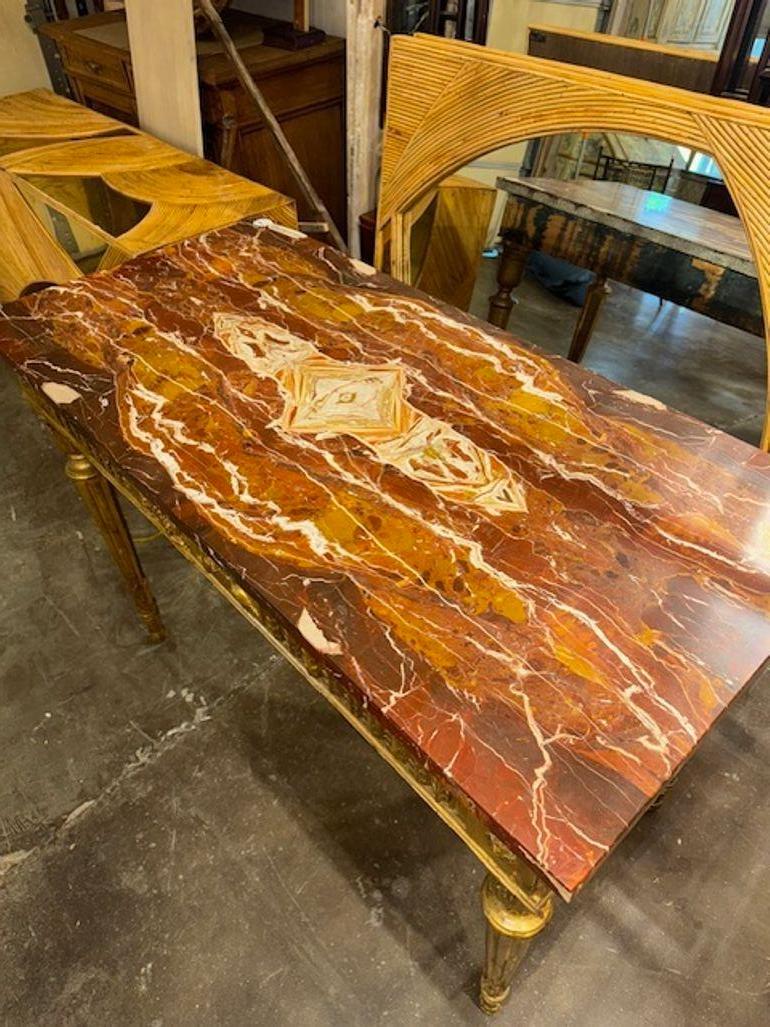 Konsole aus Neapel, Italien, 18. Jahrhundert, geschnitzt und aus Giltwood (Handgeschnitzt) im Angebot