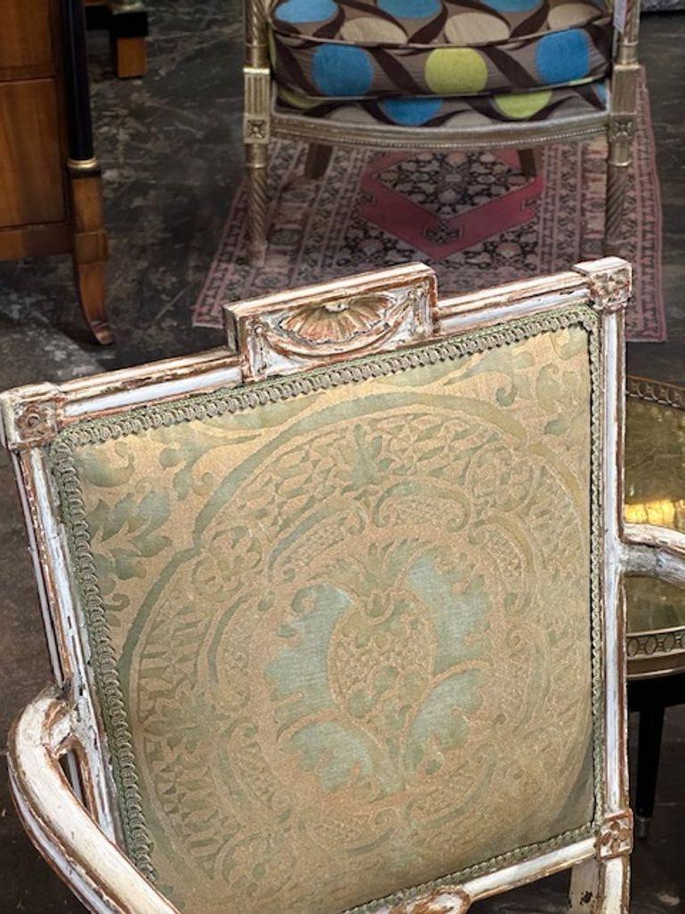Wunderschöner und seltener geschnitzter und bemalter Stuhl im neoklassischen Stil. Gepolstert 1958 in Fortuny. Ein außergewöhnliches Stück!!