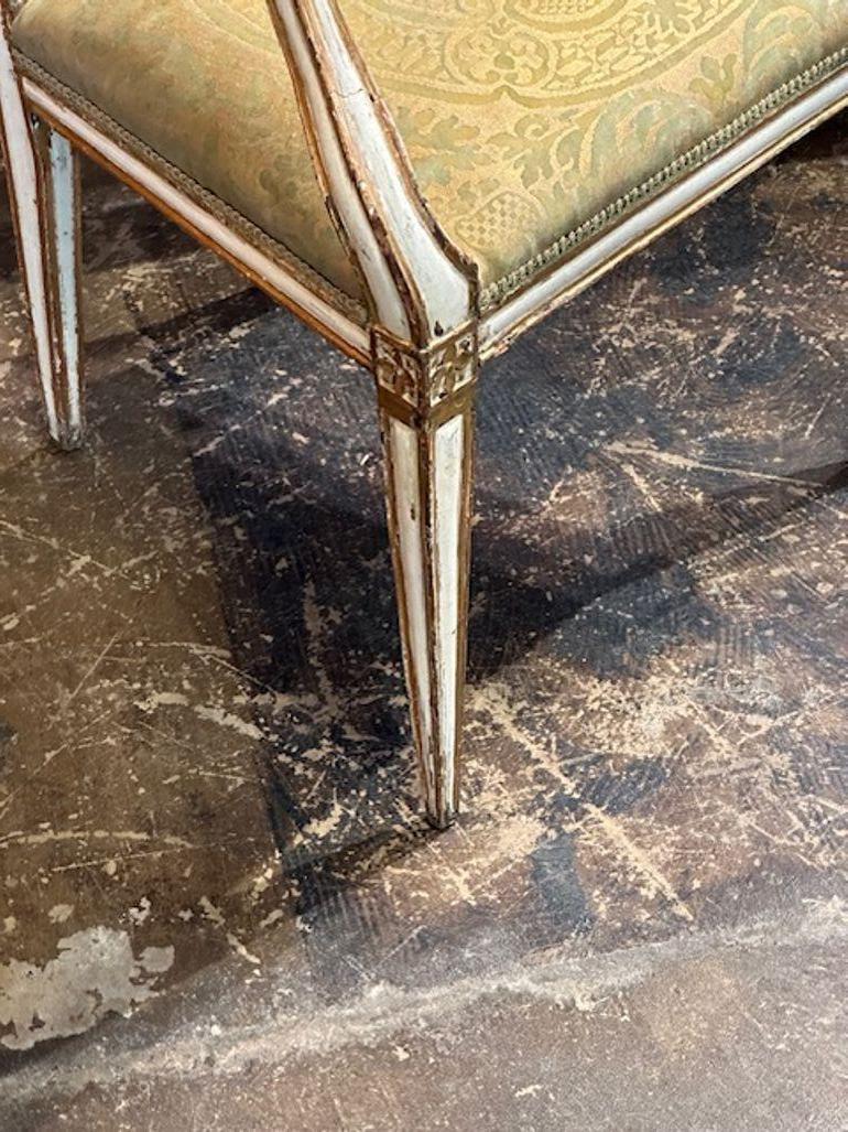 Neoklassischer geschnitzter und bemalter Stuhl aus dem 18. (Italienisch) im Angebot