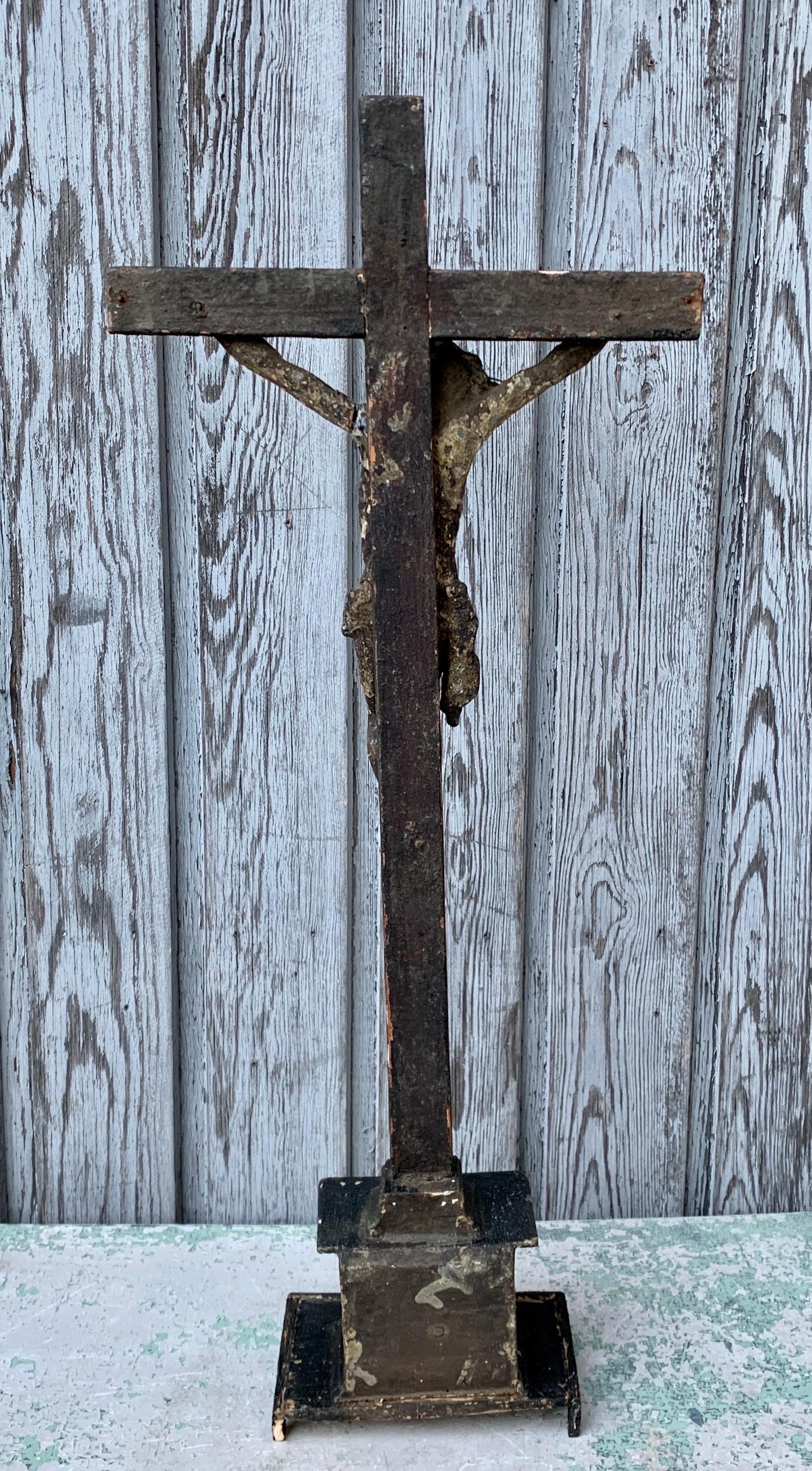 Geschnitztes und bemaltes Holzkreuz aus Frankreich aus dem 18. Jahrhundert im Angebot 5