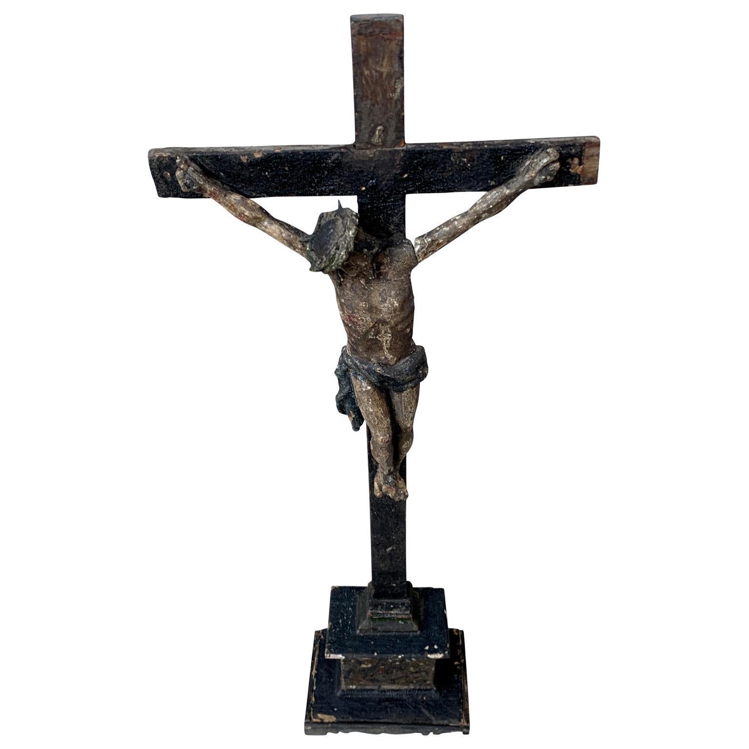 Ein antikes, handgeschnitztes und polychromiertes, handbemaltes Tischkruzifix aus Frankreich aus dem frühen 18. Jahrhundert, das seine ursprüngliche Patina bewahrt hat.
Dieses Kruzifix könnte bereits aus der Mitte oder dem Ende des 17. Jahrhunderts