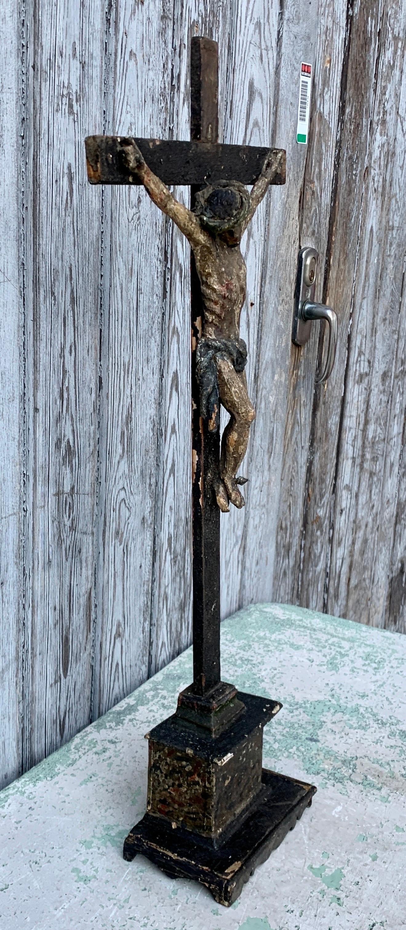Geschnitztes und bemaltes Holzkreuz aus Frankreich aus dem 18. Jahrhundert im Zustand „Gut“ im Angebot in Haddonfield, NJ
