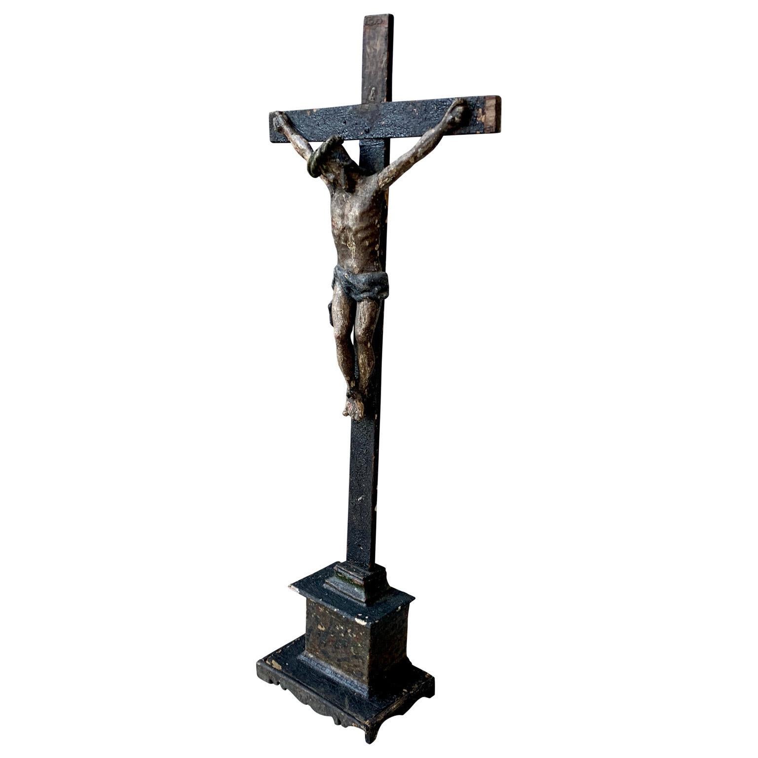 Crucifix français du 18ème siècle sculpté et peint en vente