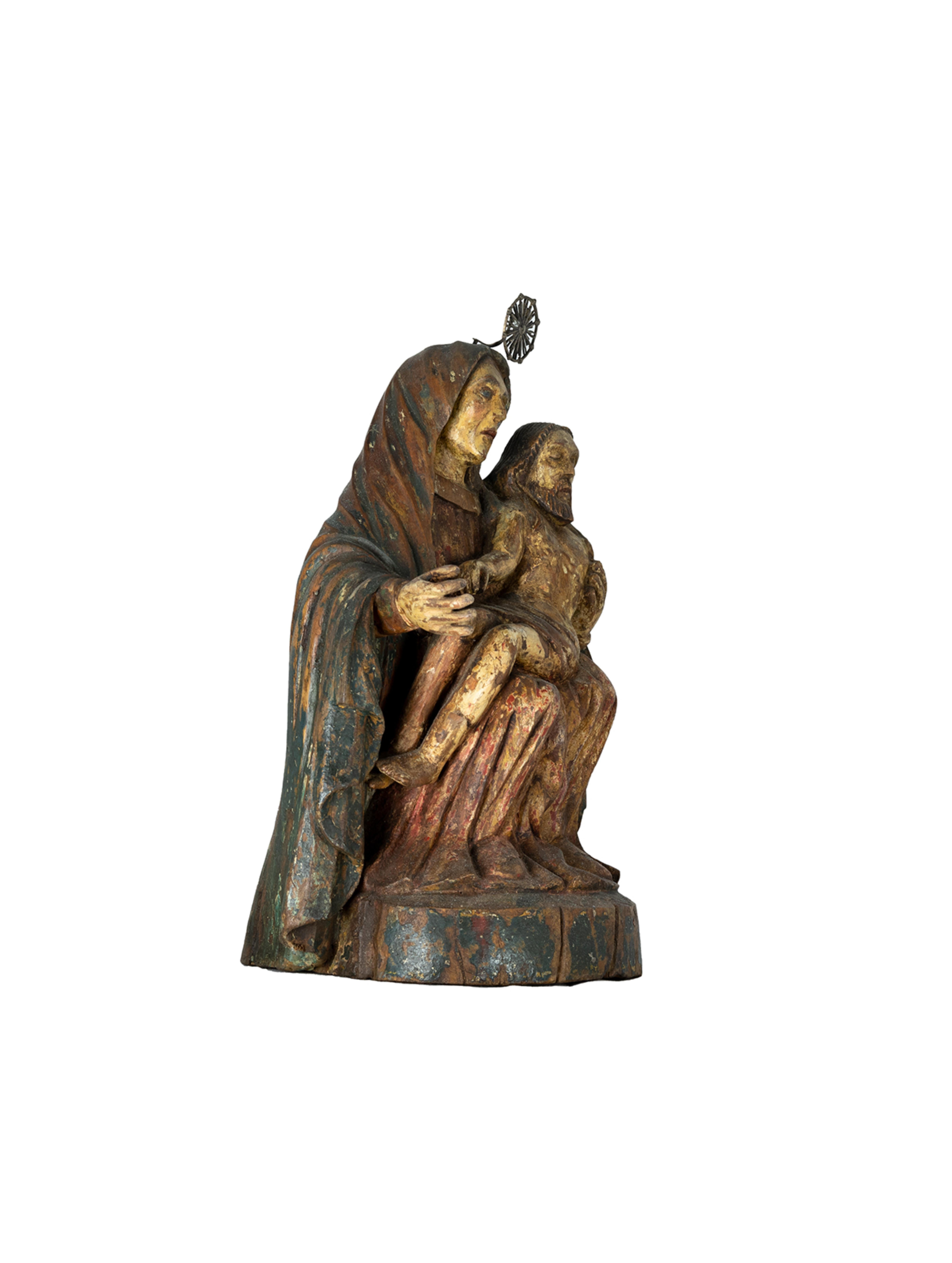 Figure de la Pietà ou ''Vierge de la Miséricorde'' du 18ème siècle, sculptée en bois de châtaignier polychrome. La Vierge apparaît assise sur le trône, la tête couverte d'un manteau, soutenant de son bras gauche le corps inerte du Christ. Le visage