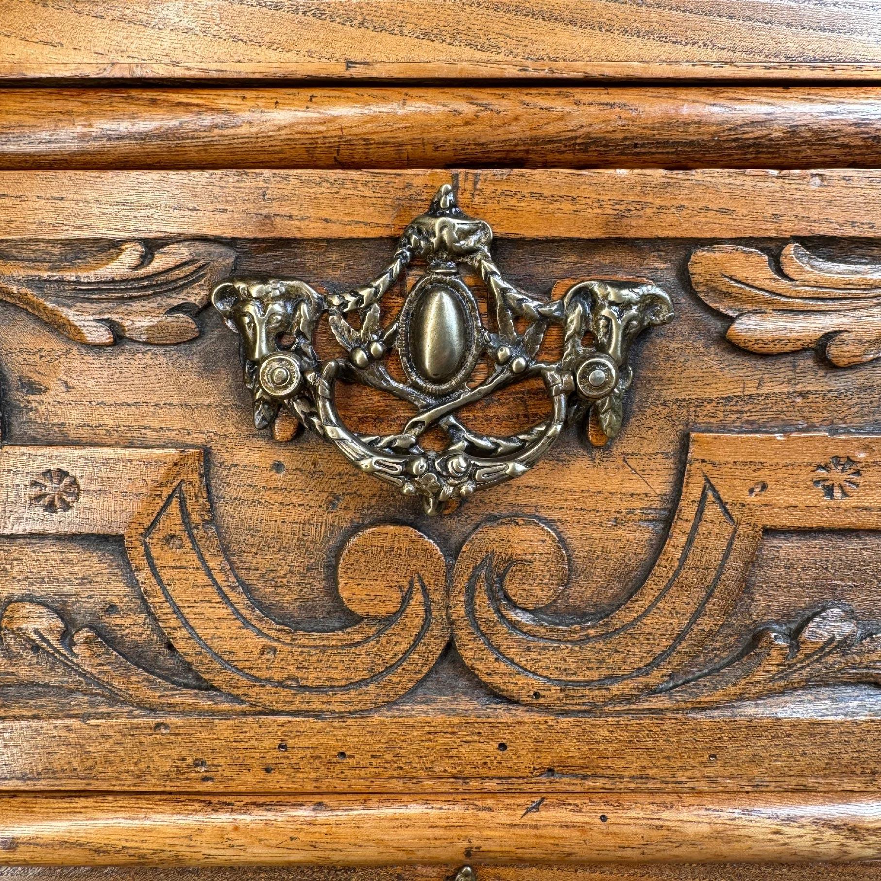 Cassettiera a serpentina olandese in frassino intagliato del XVIII secolo in vendita 8