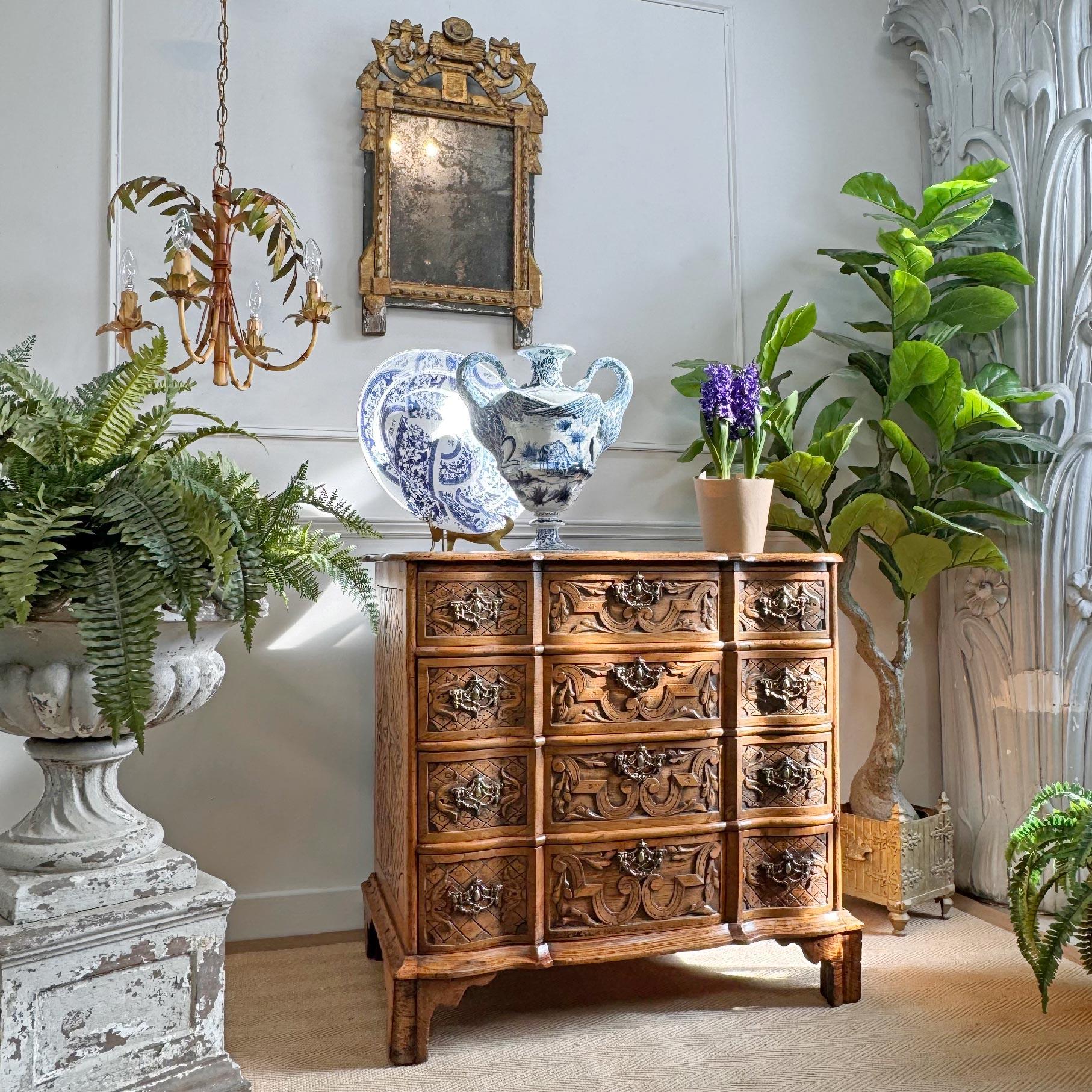 Una splendida cassettiera profondamente intagliata dei Paesi Bassi, risalente alla fine del XVIII secolo, realizzata in frassino e Oak. I bellissimi cassetti a serpentina presentano dettagliate decorazioni in ormolu e un profondo e intricato