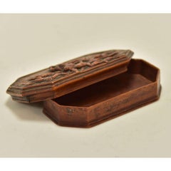 Caja de madera de boj tallada del siglo XVIII