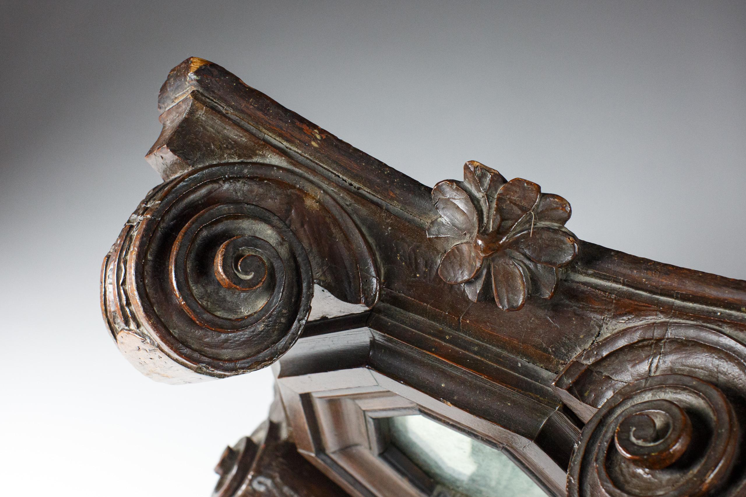 Miroir Bossu de plafond sculpté du 18ème siècle en vente 3
