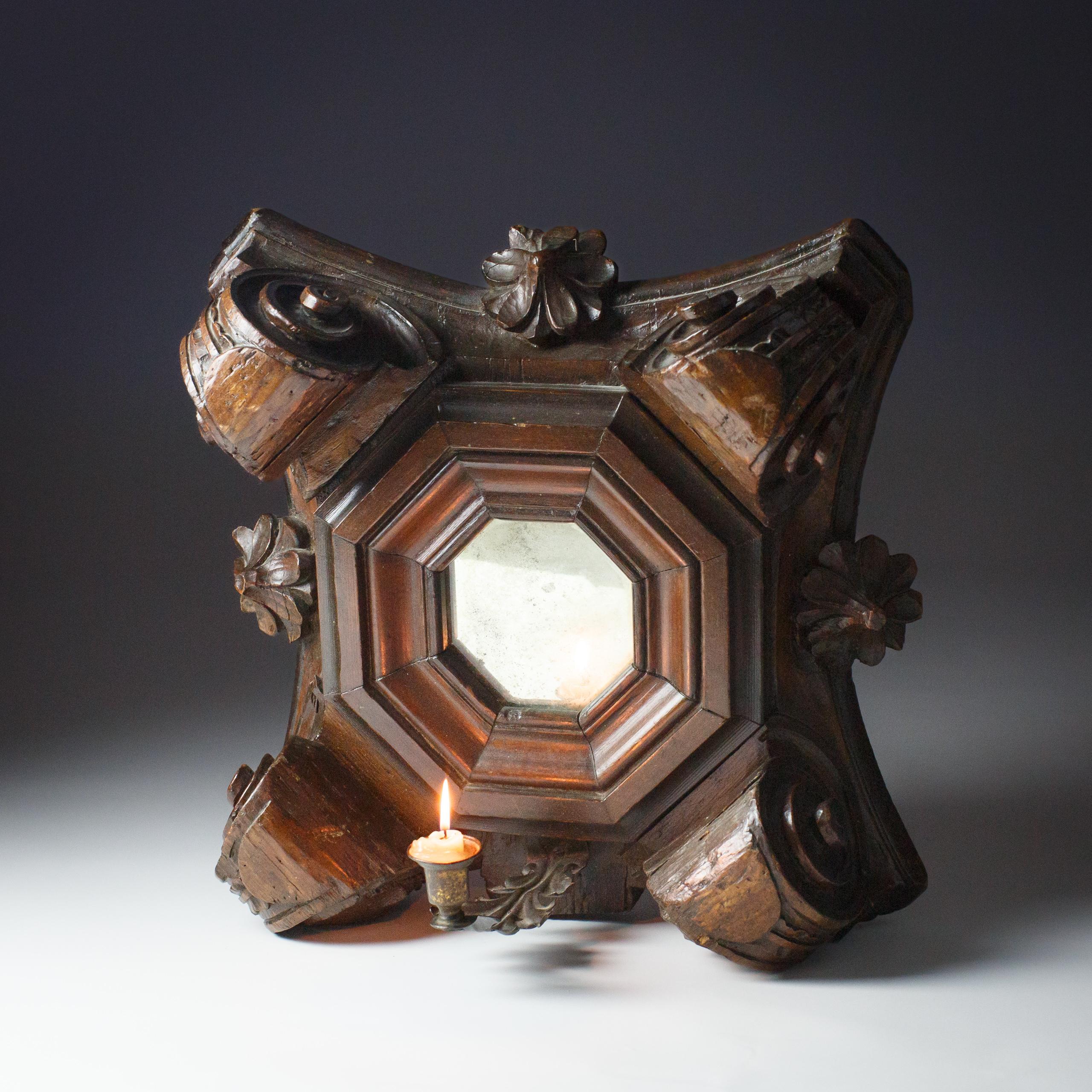 Français Miroir Bossu de plafond sculpté du 18ème siècle en vente