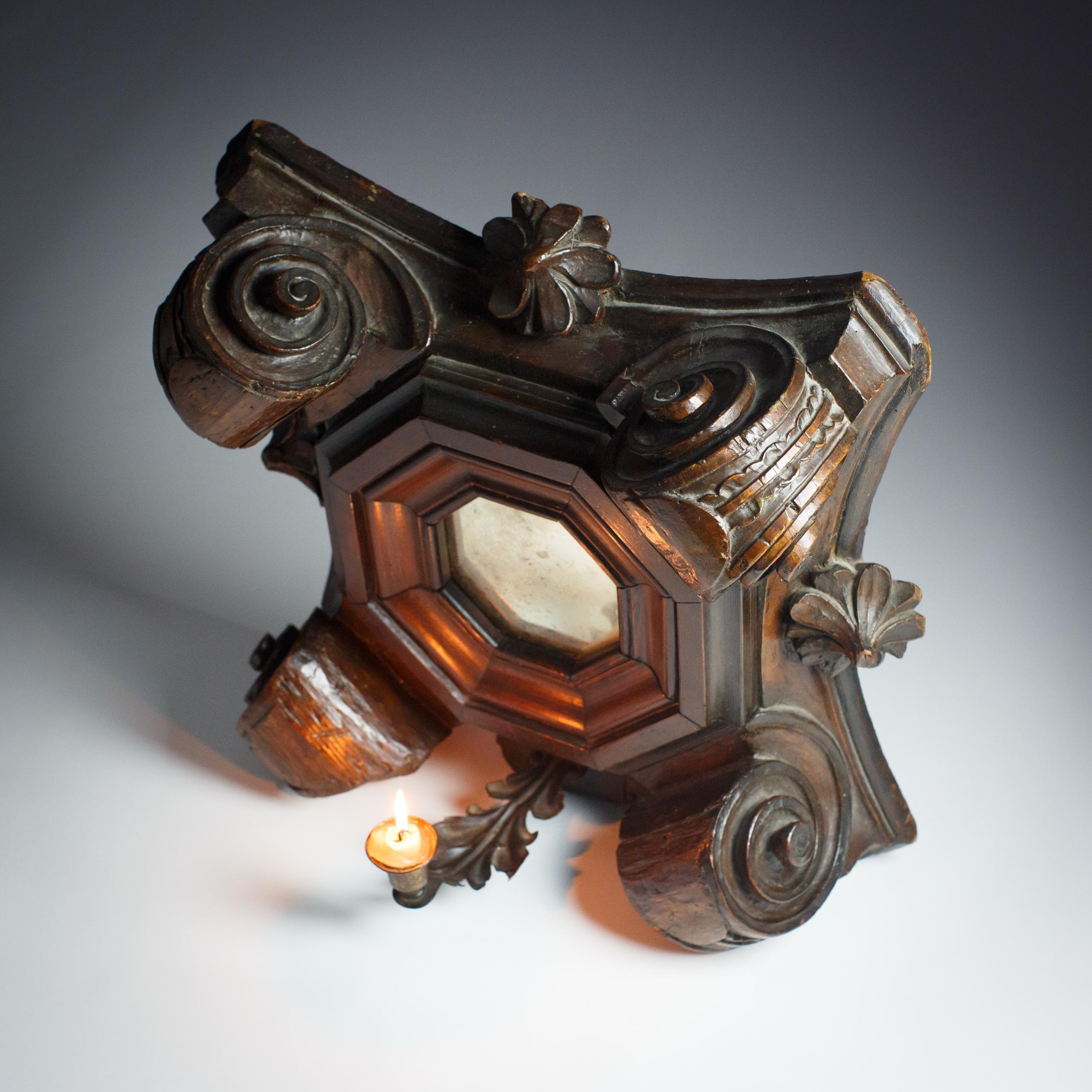 Sculpté à la main Miroir Bossu de plafond sculpté du 18ème siècle en vente