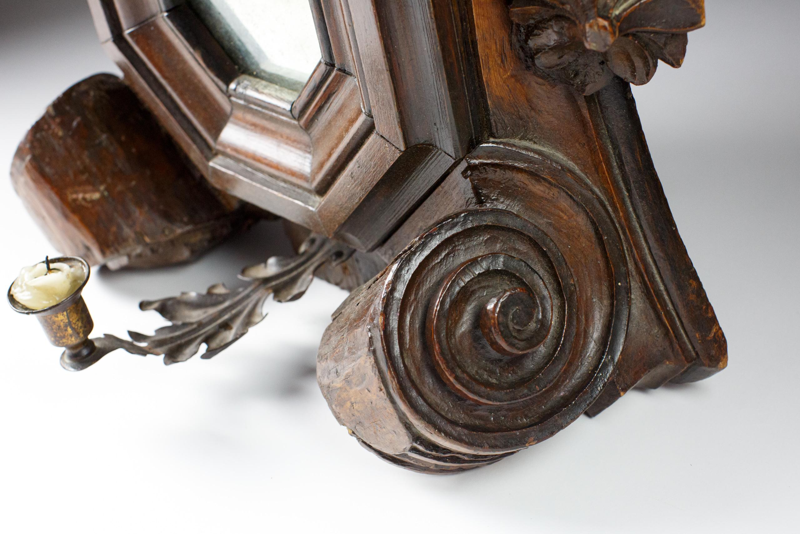 Chêne Miroir Bossu de plafond sculpté du 18ème siècle en vente