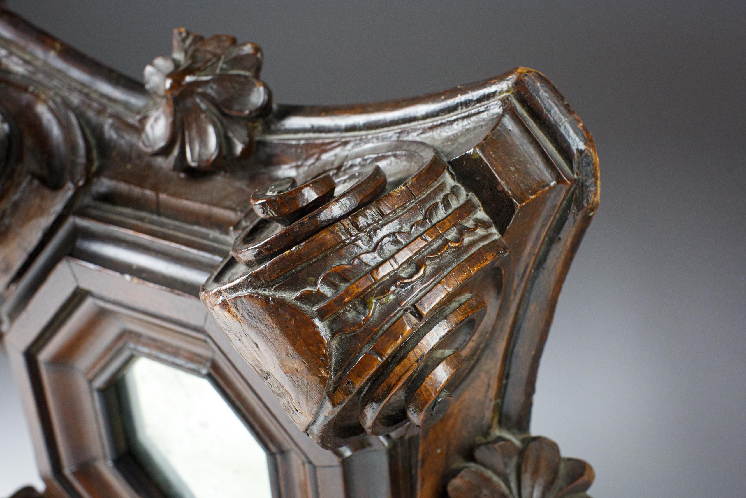Miroir Bossu de plafond sculpté du 18ème siècle en vente 1