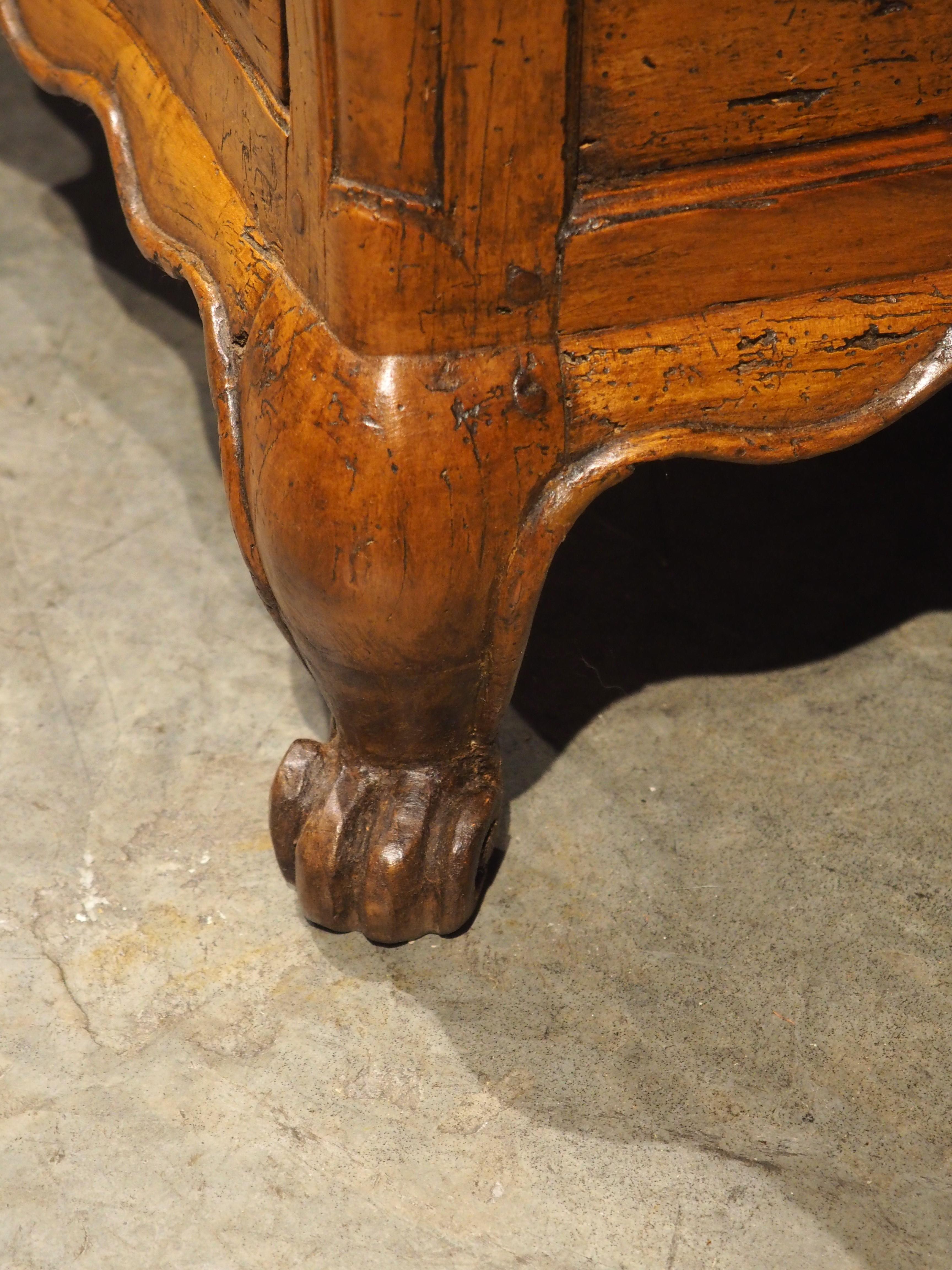 Diese Kommode aus Kirschholz ist ein schönes Beispiel für einen Louis XV-Schreibtisch und wurde um 1700 in Bordeaux, Frankreich, handgeschnitzt. Die geneigte, an eine Kommode mit abgewinkelter Platte erinnernde Oberfläche lässt sich nach unten