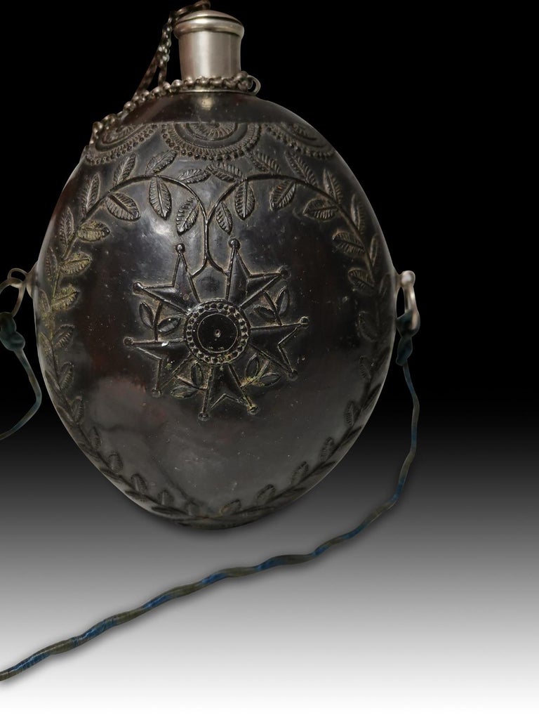 18th century carved coconut
Interesting carved Anglo Indian coconut in coconut and silver finishes. Decorated with vegetable patterns and military medals. Overall in very good condition. Measures: 17 cm length.