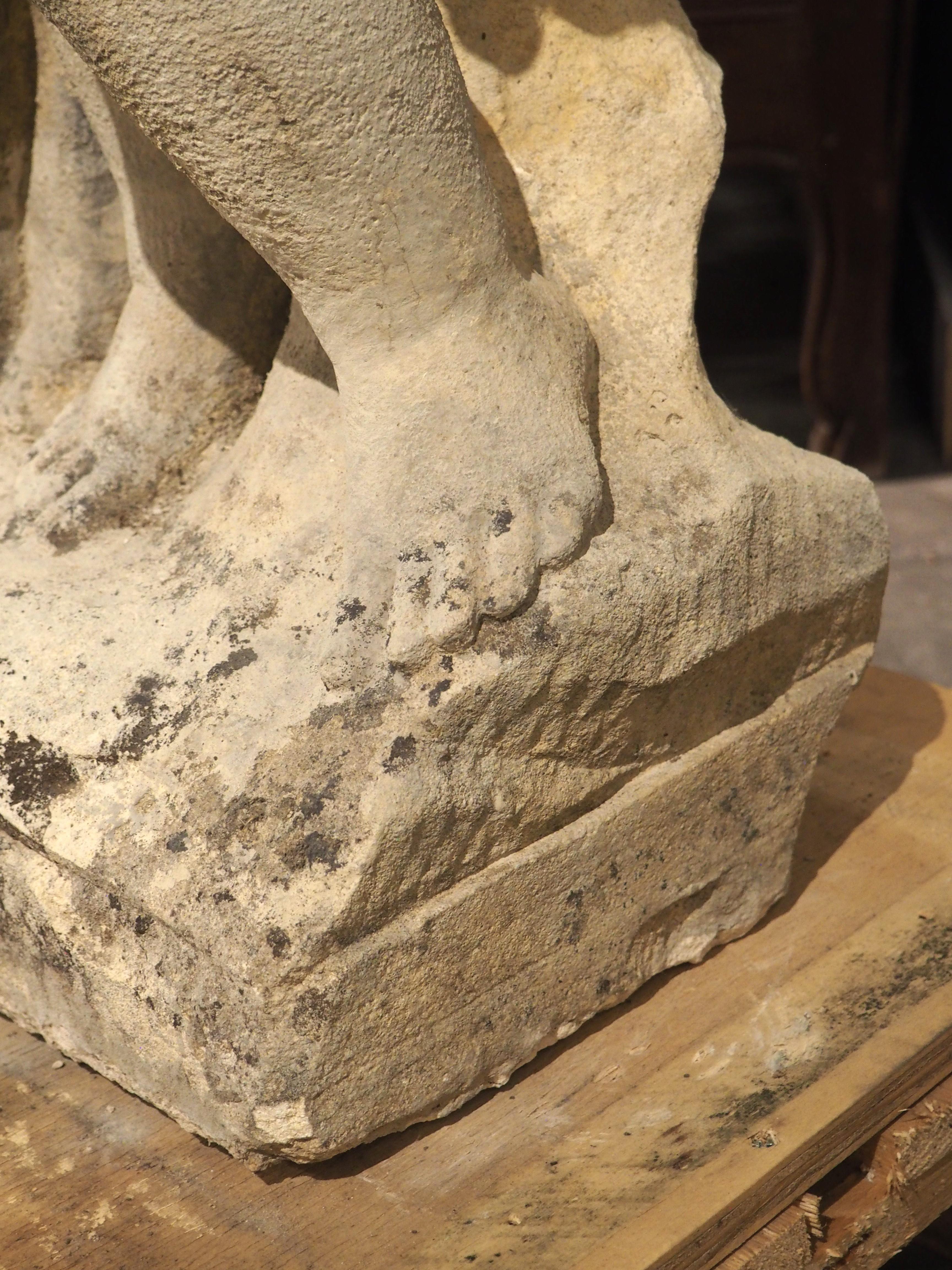 Geschnitzte französische Bacchantische Cherubs-Skulptur aus Kalkstein aus dem 18. Jahrhundert 3