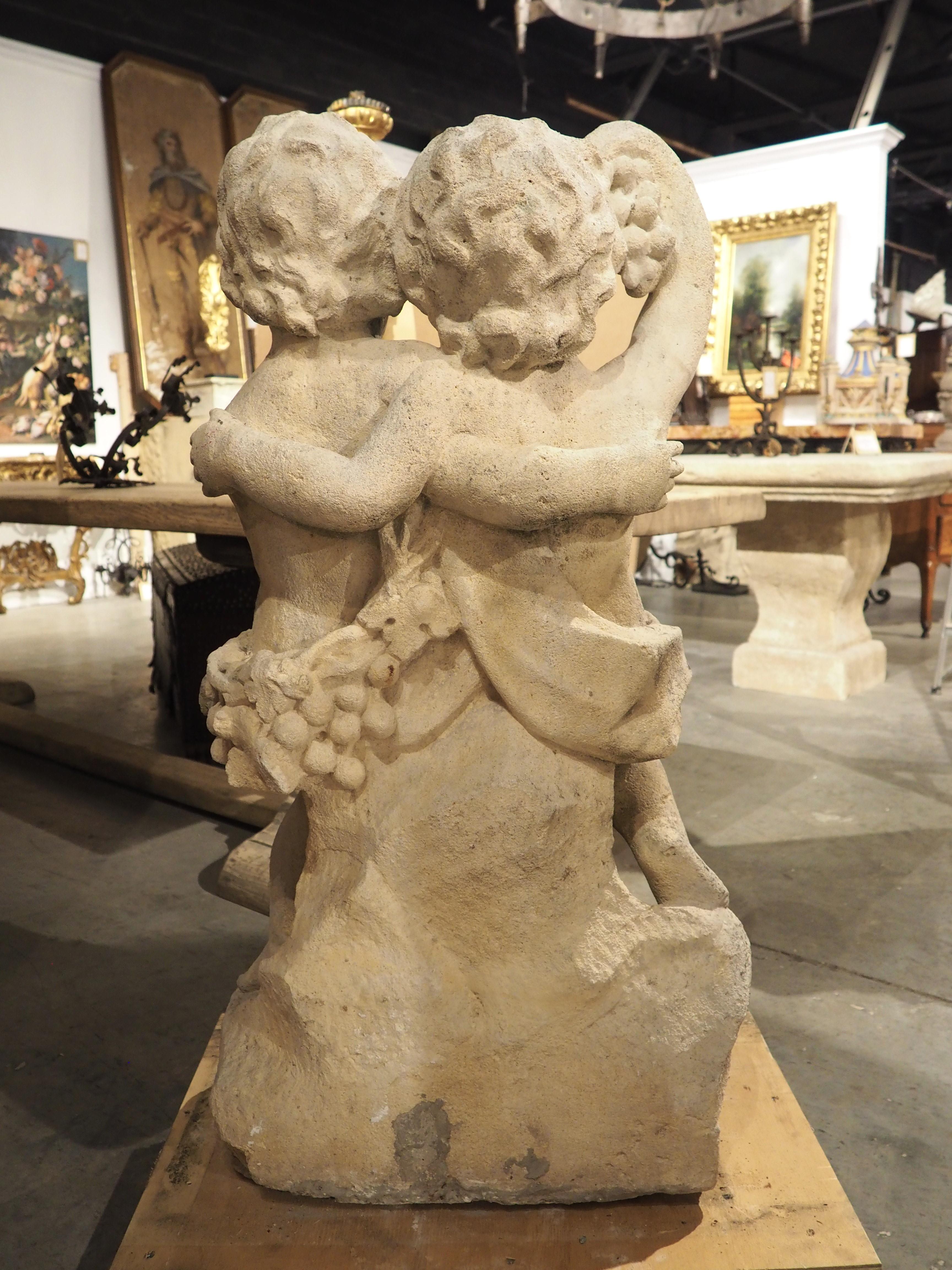 Geschnitzte französische Bacchantische Cherubs-Skulptur aus Kalkstein aus dem 18. Jahrhundert (Französisch)