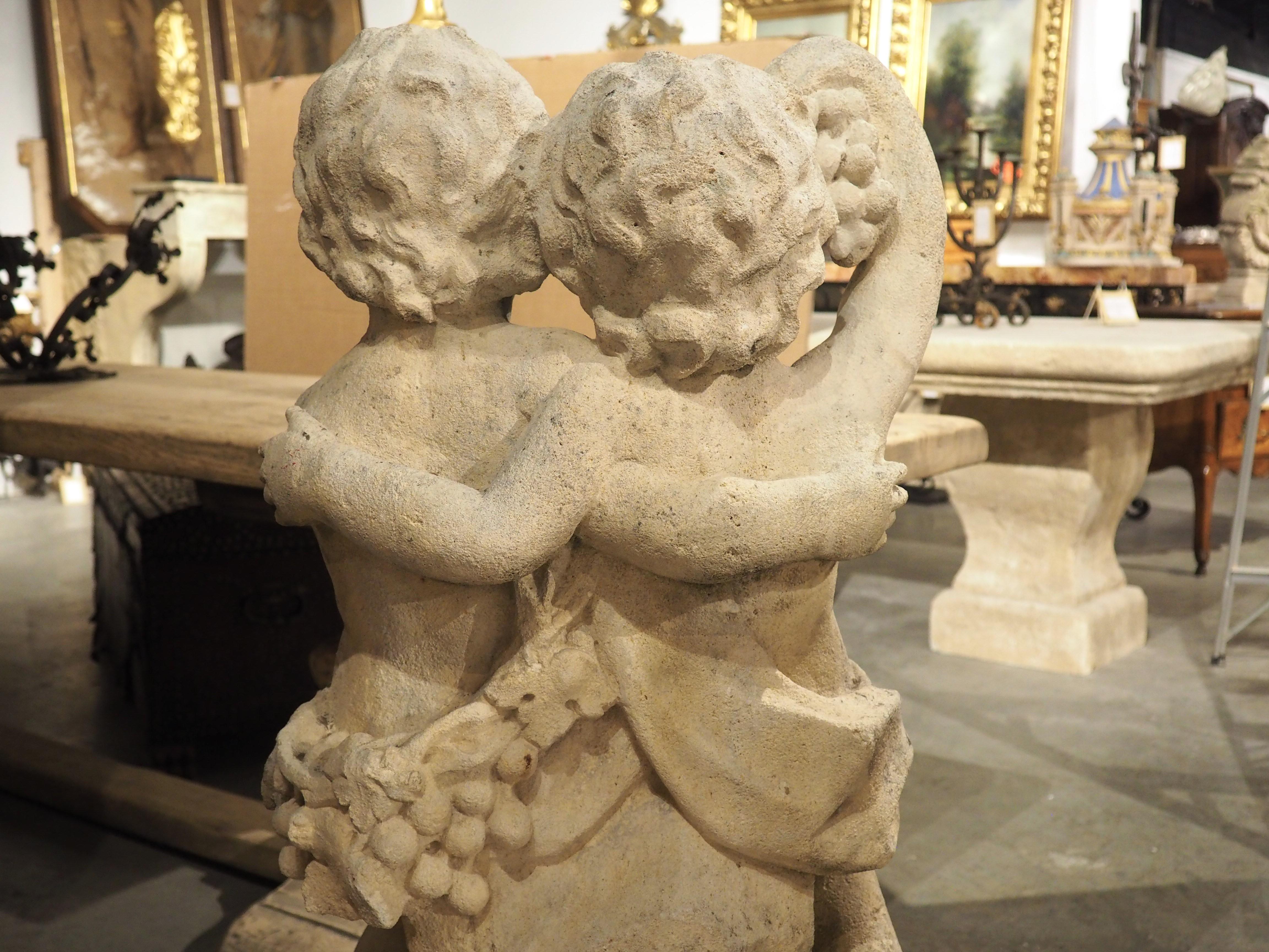 Geschnitzte französische Bacchantische Cherubs-Skulptur aus Kalkstein aus dem 18. Jahrhundert (Handgeschnitzt)